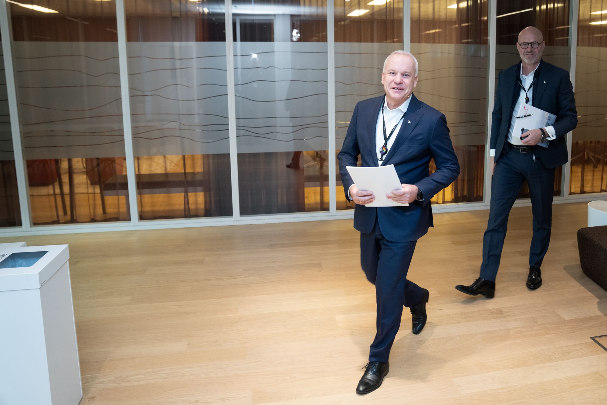 Konsernsjef i Equinor, Anders Opedal, bruker nå 50 prosent mindre på fornybar energi enn han gjorde på samme tid i fjor. Det har han gjort ved å redusere aktivitet og gå ut av nye prosjekter tidlig. Her med konserndirektør, Torgrim Reitan.