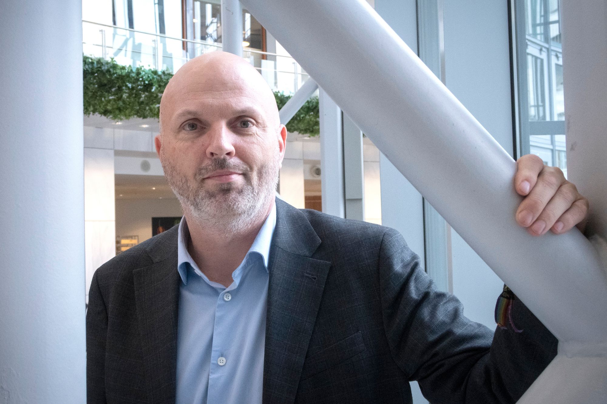 Hilde S. Müller i digitaliserings- og forvaltningsdepartementet presenterer en oversikt over målbildet til nytt nødnett under seminaret Mobil agenda 10. oktober 2025 på Fornebu. Merk at de tre mobilnetten her har samme rolle. Hun er for tiden utlånt til Nasjonal kommunikasjonsmyndighet.