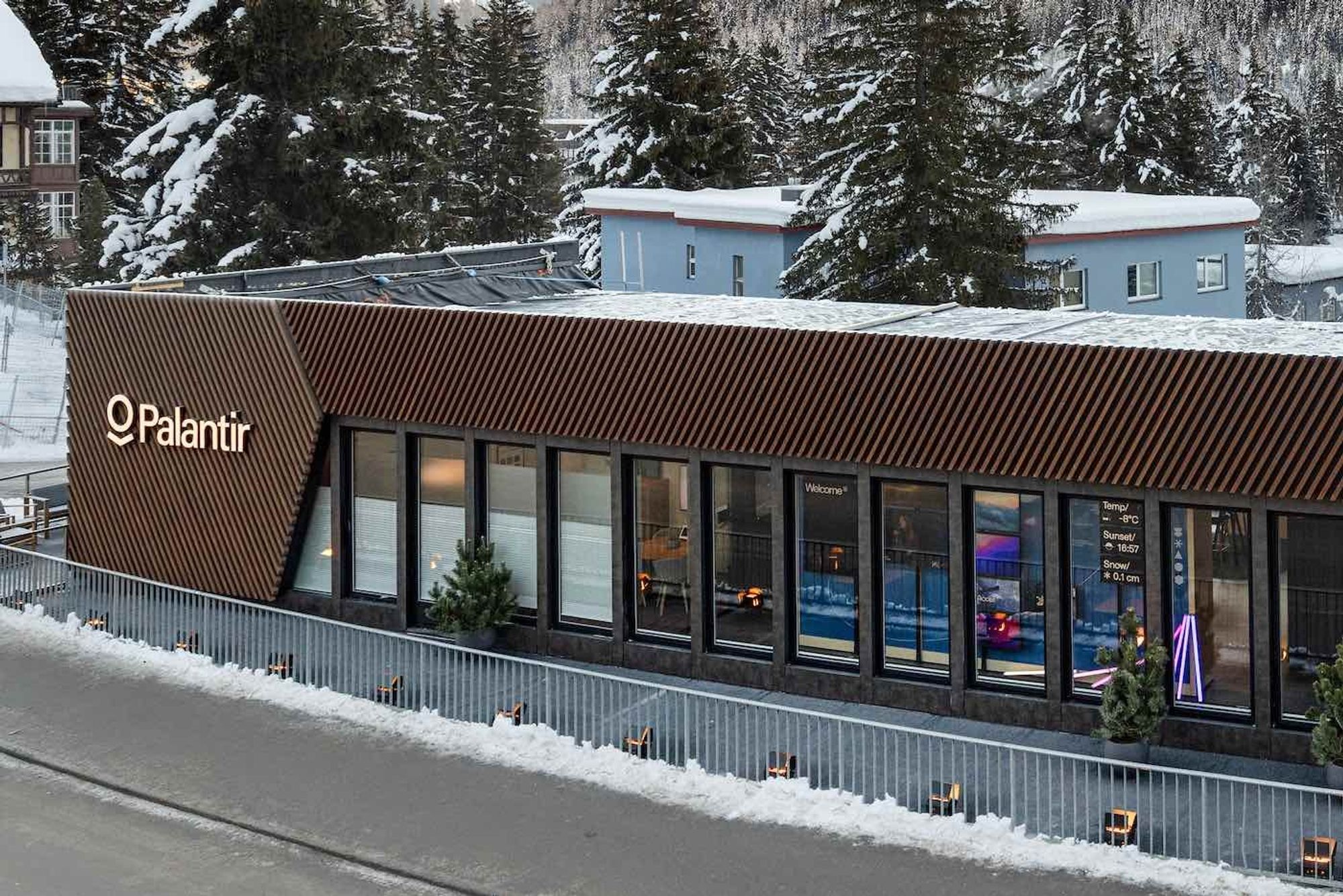 Palantir har rundt 20 ansatte i Norge. Slik så det ut da teknologigiganten åpnet «pop-up»-paviljong i Davos i Sveits, et årlig stoppested for verdenseliten. Bildet er udatert.