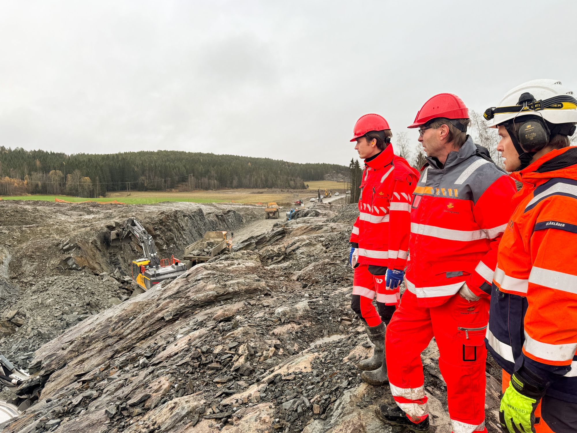 For at den midlertidige veien ikke skal bli for bratt er det nødvendig med en bergskjæring i søndre ende av traséen.