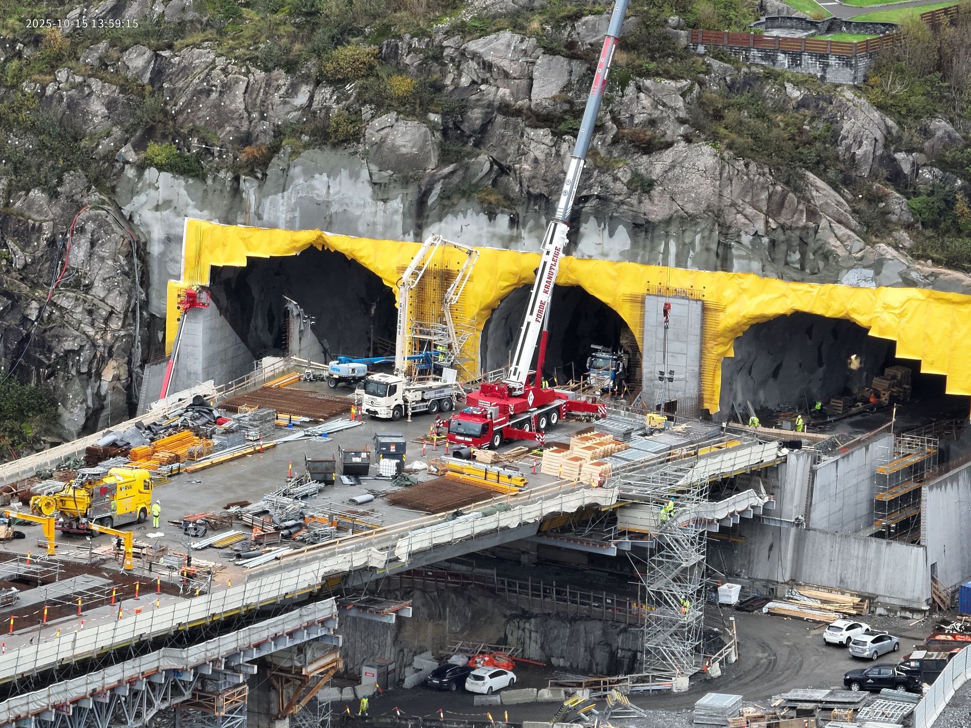 Drotningsviktunnelen sett fra Drotningsvik. Gjennomslaget kom omkring 50 meter inn i tunnelen midt i bildet. Til venstre er gang- og sykkeltunnelen.
