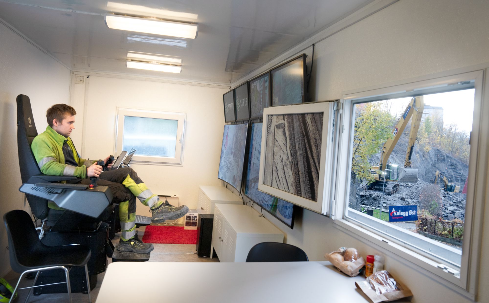 Maskinoperatør Peder Grindflek styrer en innleid langgraver som i løpet av noen timer ble rigget til for fjernstyring av spesialfirmaet Steer. Fredag var han i ferd med å fullføre renskingen av berget som raste ut søndag.