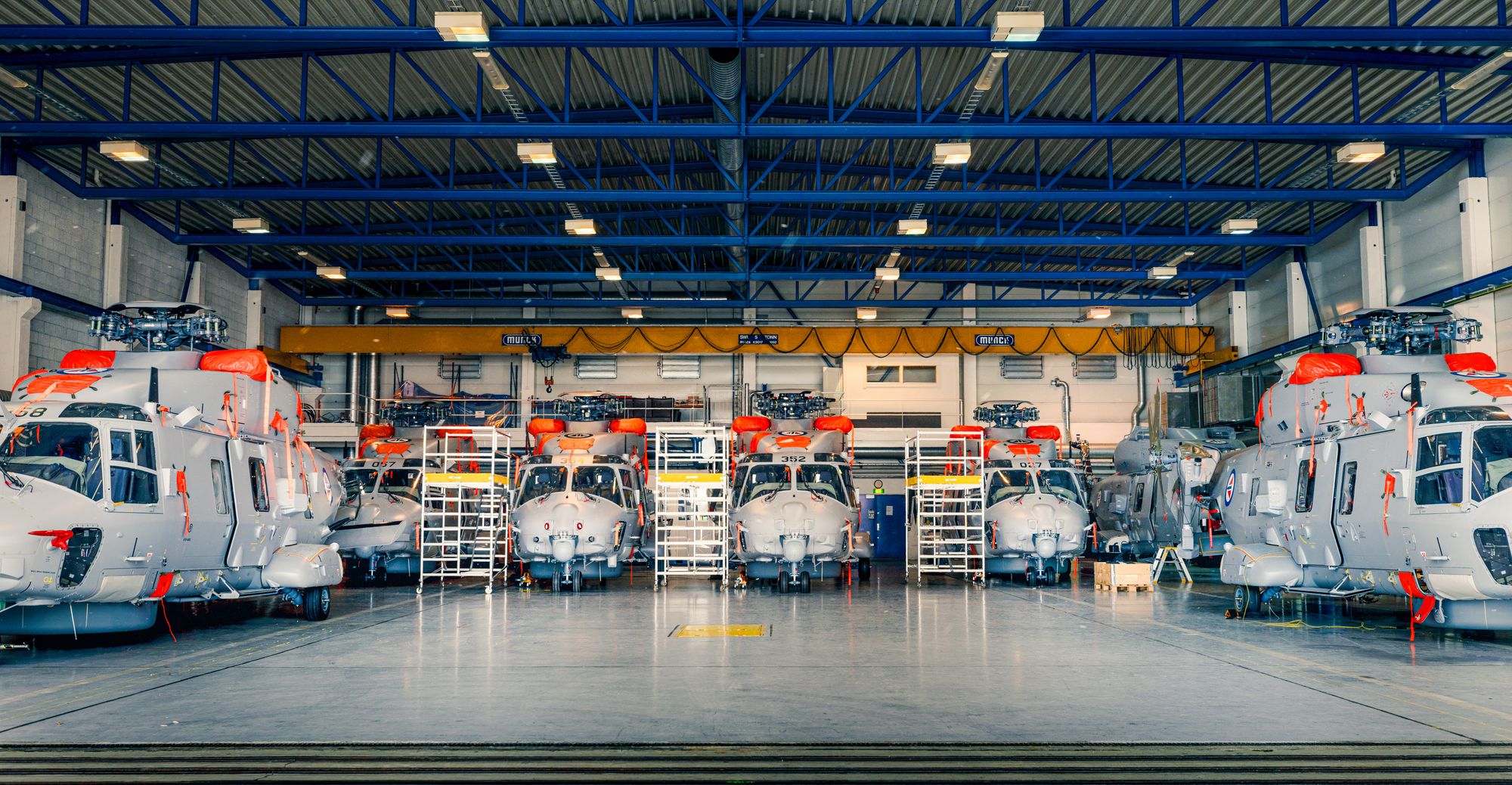 Norske heilkoptre av typen NH90 står lagret i en hangar i Bardufoss.