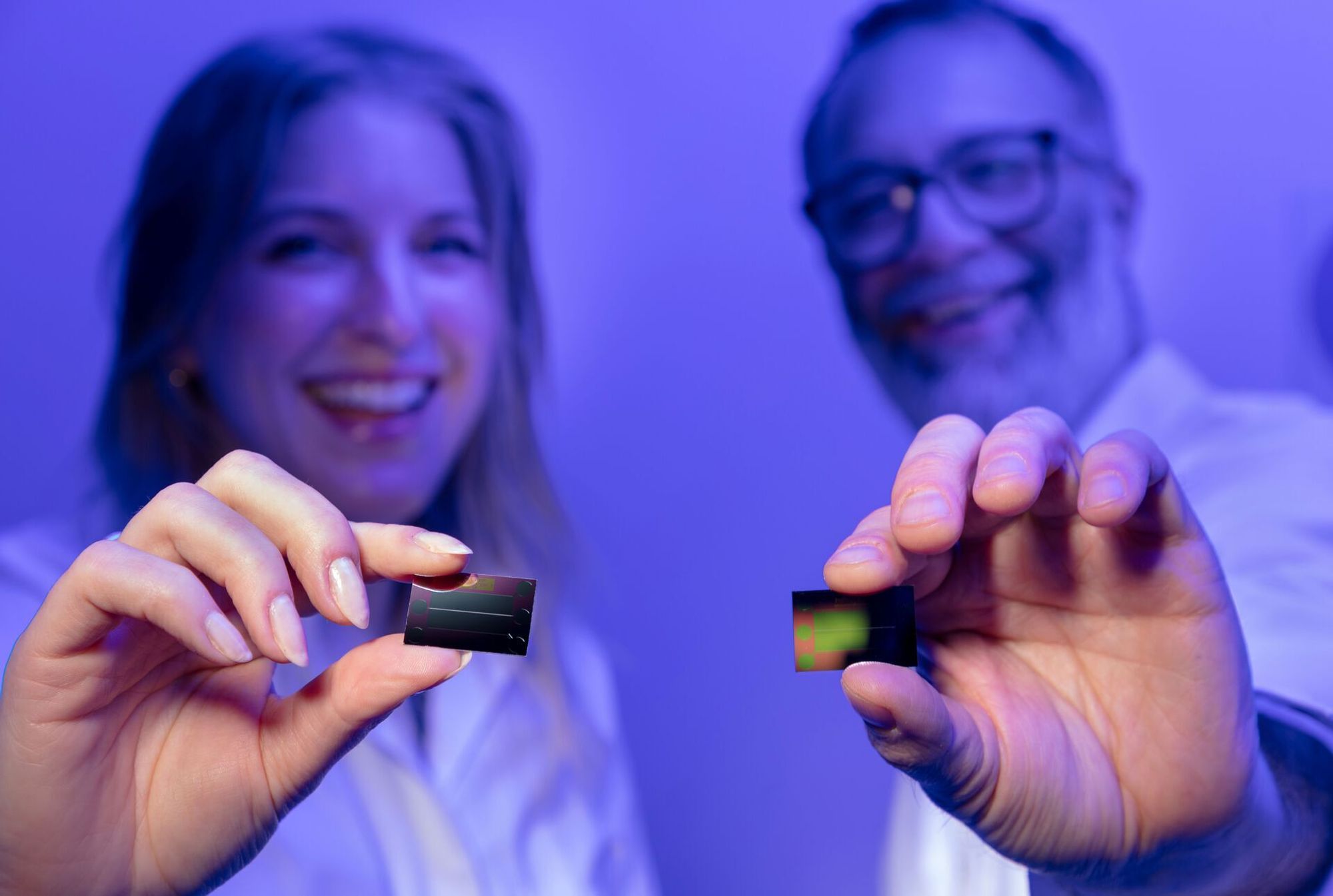 Frøydis Skottvoll og Steven Wilson viser frem prototypen av den lille brikken. De håper å revolusjonere utviklingen av legemidler. 