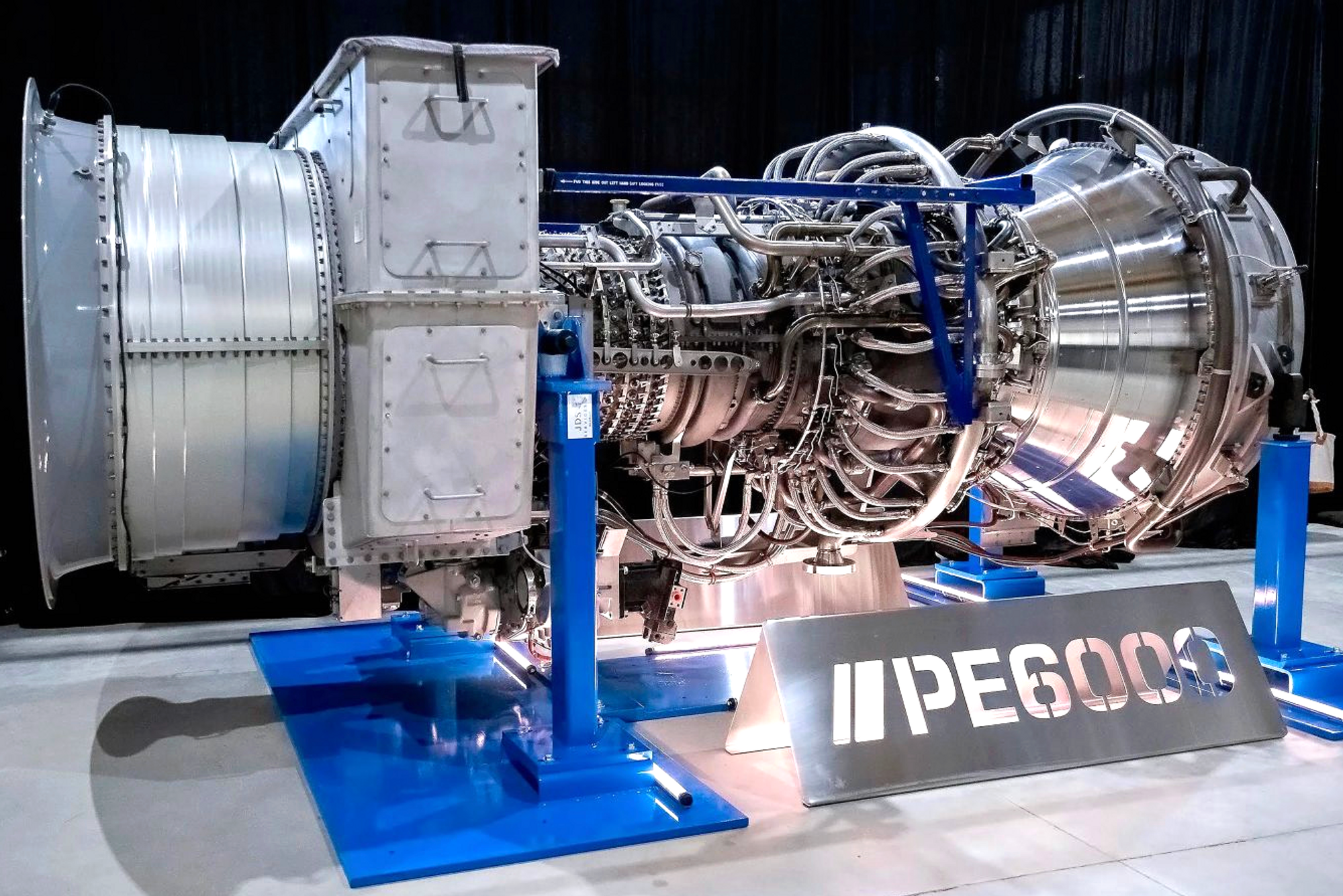 På Proenergys fabrikk demonteres de brukte jetmotorene til sine minste deler. Så rengjøres, testes og om nødvendig byttes ut eller repareres delene. Den renoverte motorkjernen bygges deretter sammen med andre deler, blant annet en generator.