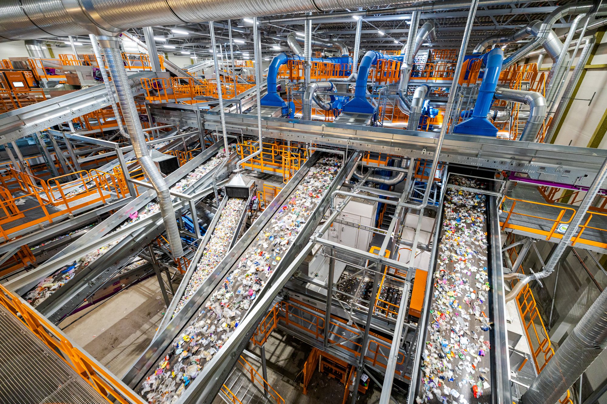 TOMTER/ KNAPSTAD 20250528
Områ er sorteringanlegg for plast. De tar imot, sorterer og videresender plast til pruduksjon av plastprodukter.
Bånd som transporterer plasten gjennom fabrikken på sin sorteringsferd.