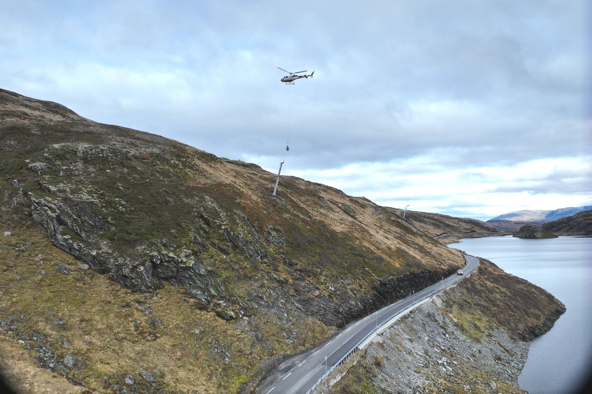 Riksvei 13 over Vikafjellet har fått nye skredtårn som skal sikre at veien er åpen og trygg til vinteren.
