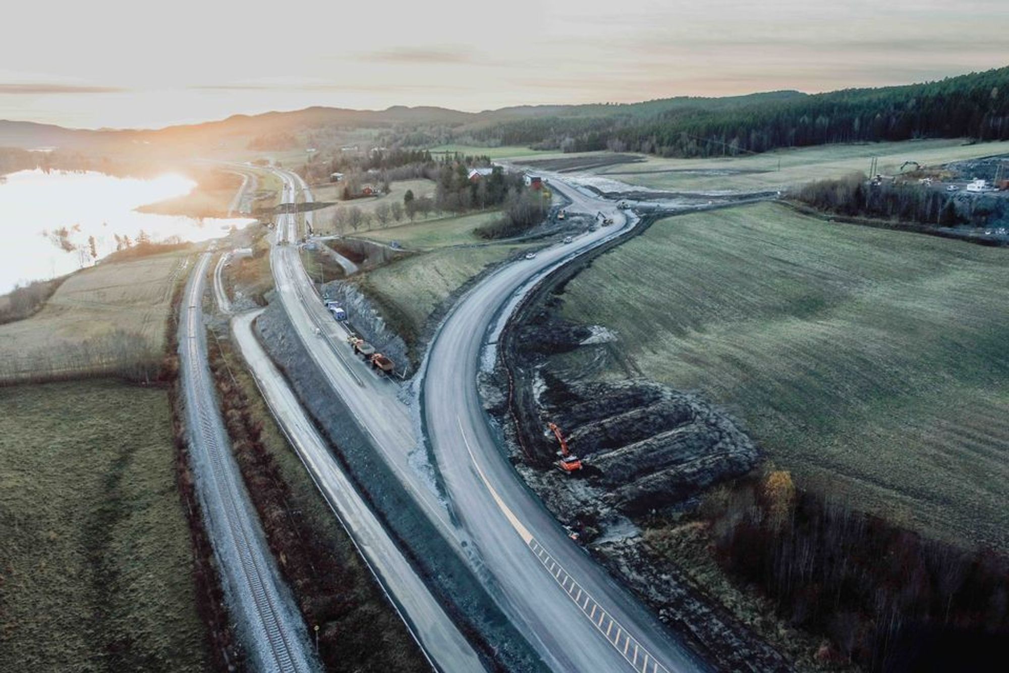 Rasområdet er til venstre bak i bildet, og den midlertidige veien går på oversiden av bebyggelsen.