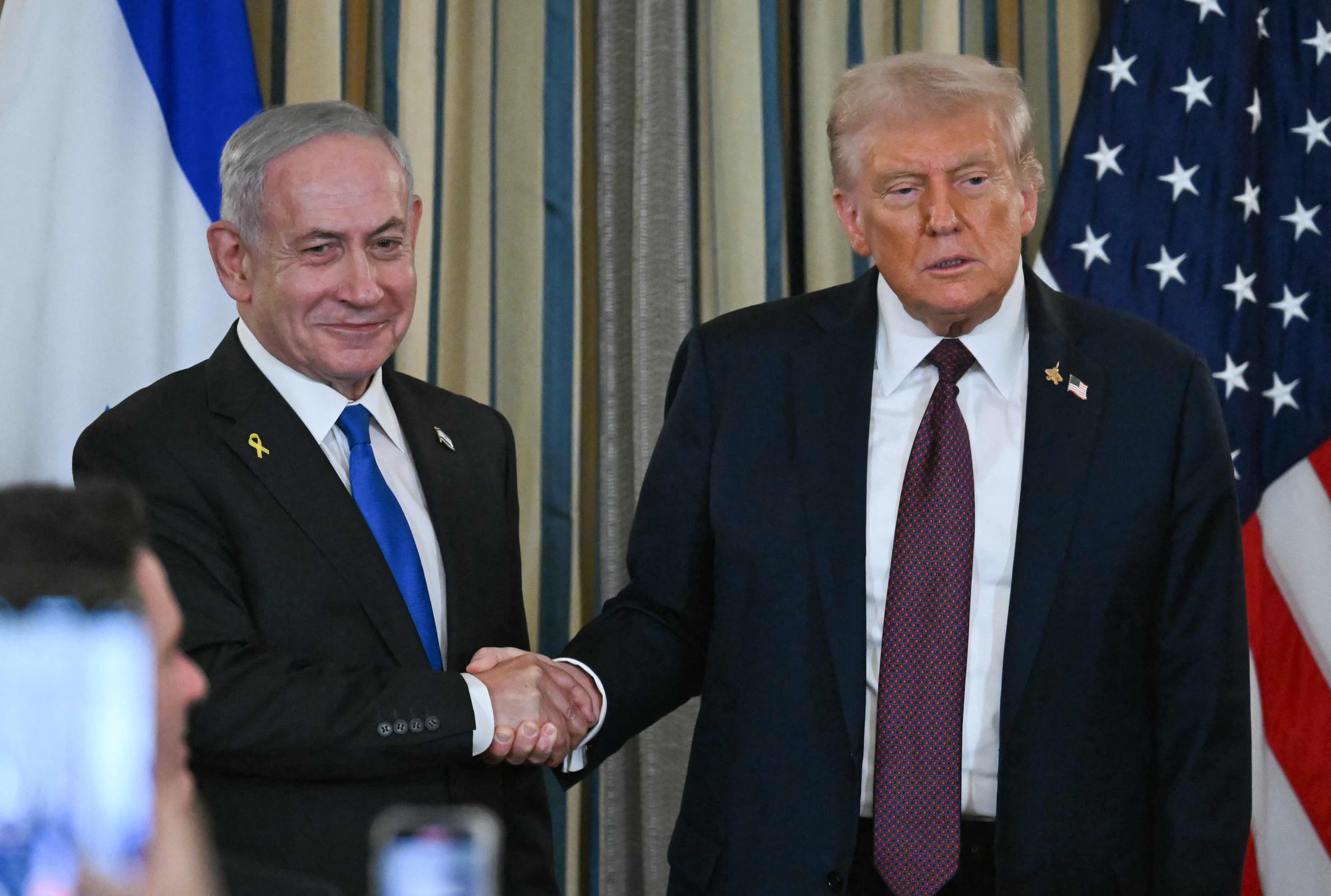 USAs sanksjoner mot organisasjoner som samarbeider med ICC har også fått konsekvenser for Youtube. Bildet viser Israels statsminister Benjamin Netanyahu og Donald Trump under et møte i Det hvite hus høsten 2025.