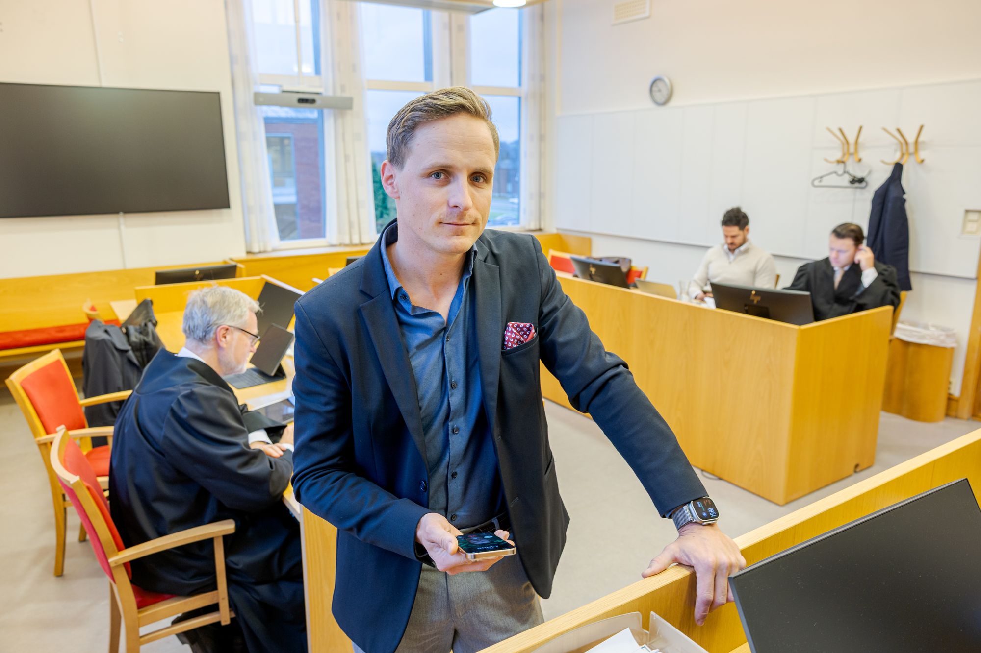 Marius Jansen møter sin tidligere arbeidsgiver Experis i retten denne uken etter uenighet om kundeklausuler. Her med sin advokat Alex Borch i Hjort. Til høyre Experis' kommersielle direktør Marko Valsimidis og Experis' advokat. 