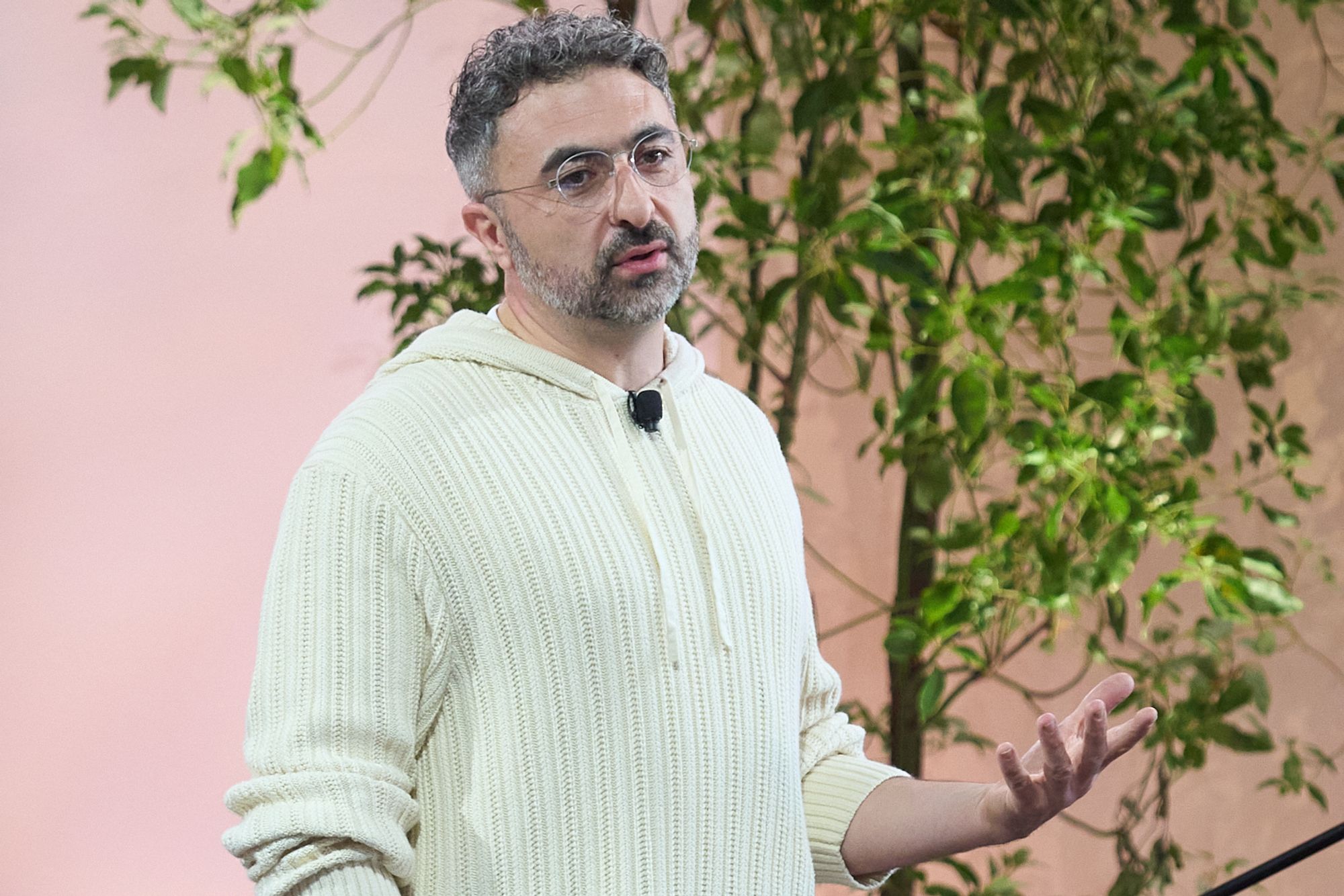 Mustafa Suleyman leder et team hos Microsoft som skal utvikle superintelligens, og den skal forhåpentligvis ivareta menneskelige interesser.