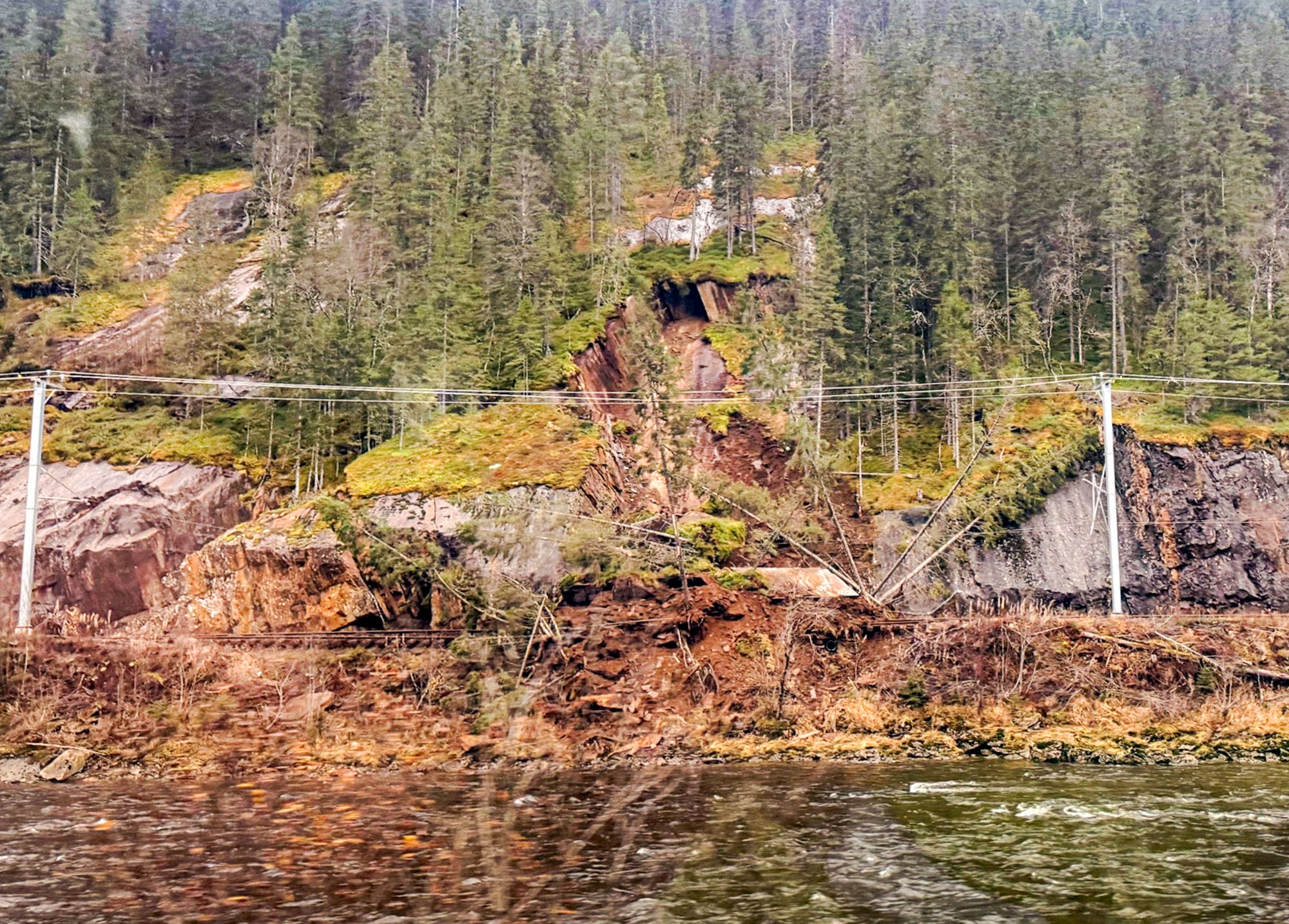 Fredag morgen gikk det er ras mellom Hell og Gudå på Meråkerbanen.