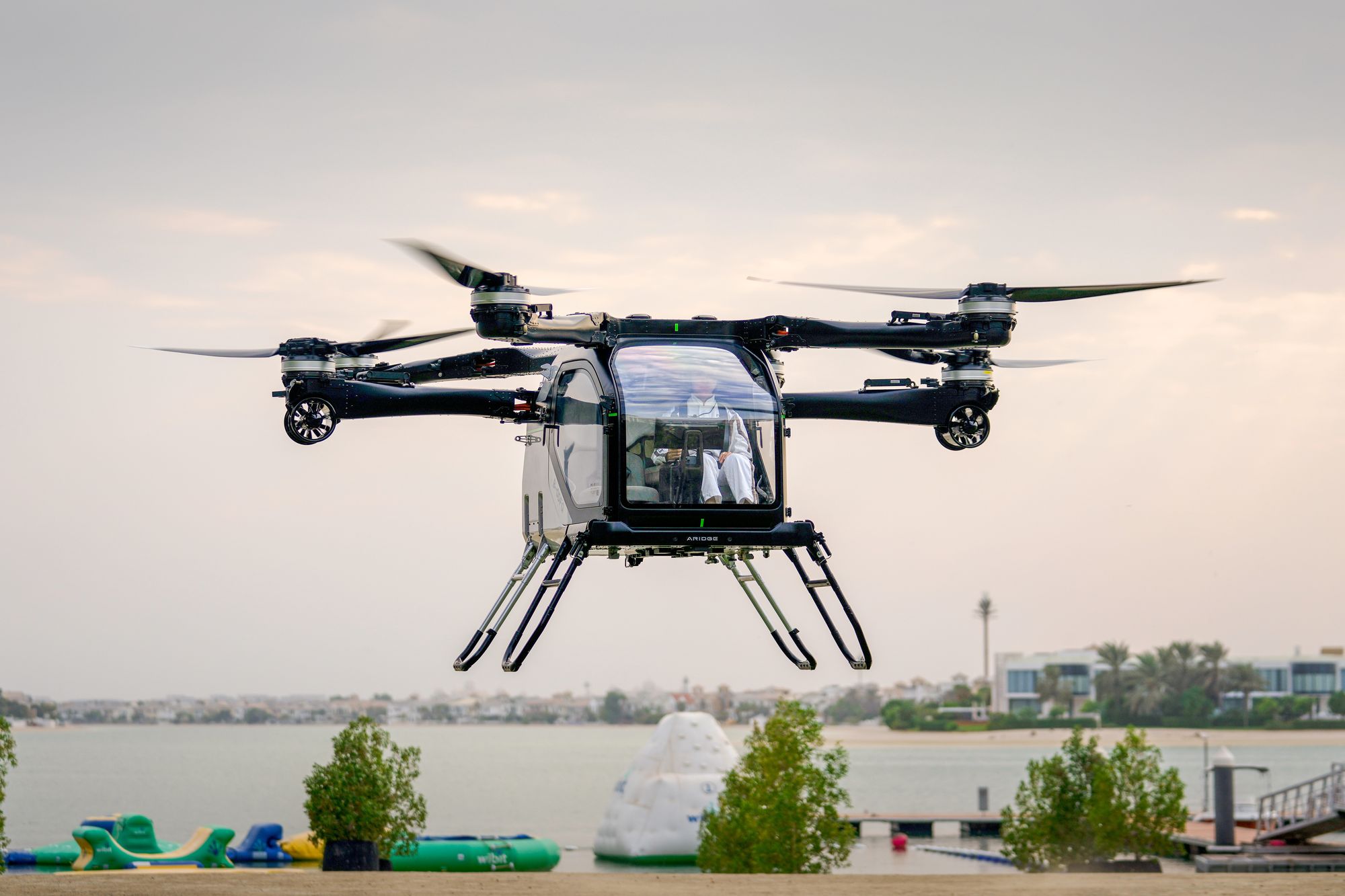 Aridges Land Aircraft Carrier under en demonstrasjon i Dubai.