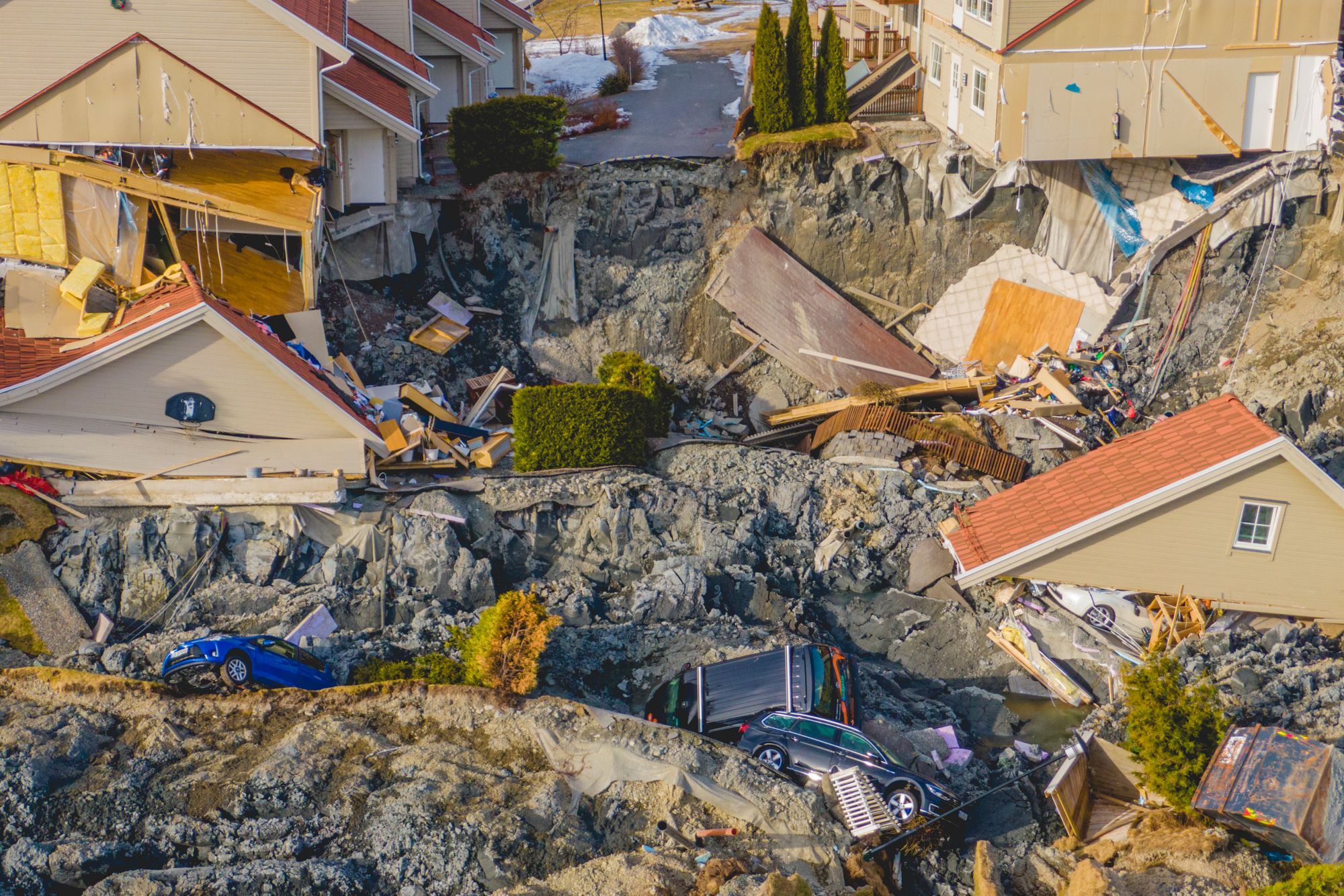 Kvikkleireskredet ved Levanger lørdag rammet både vei og jernbane, og én person døde. Sånn så det ut to dager etter hendelsen.