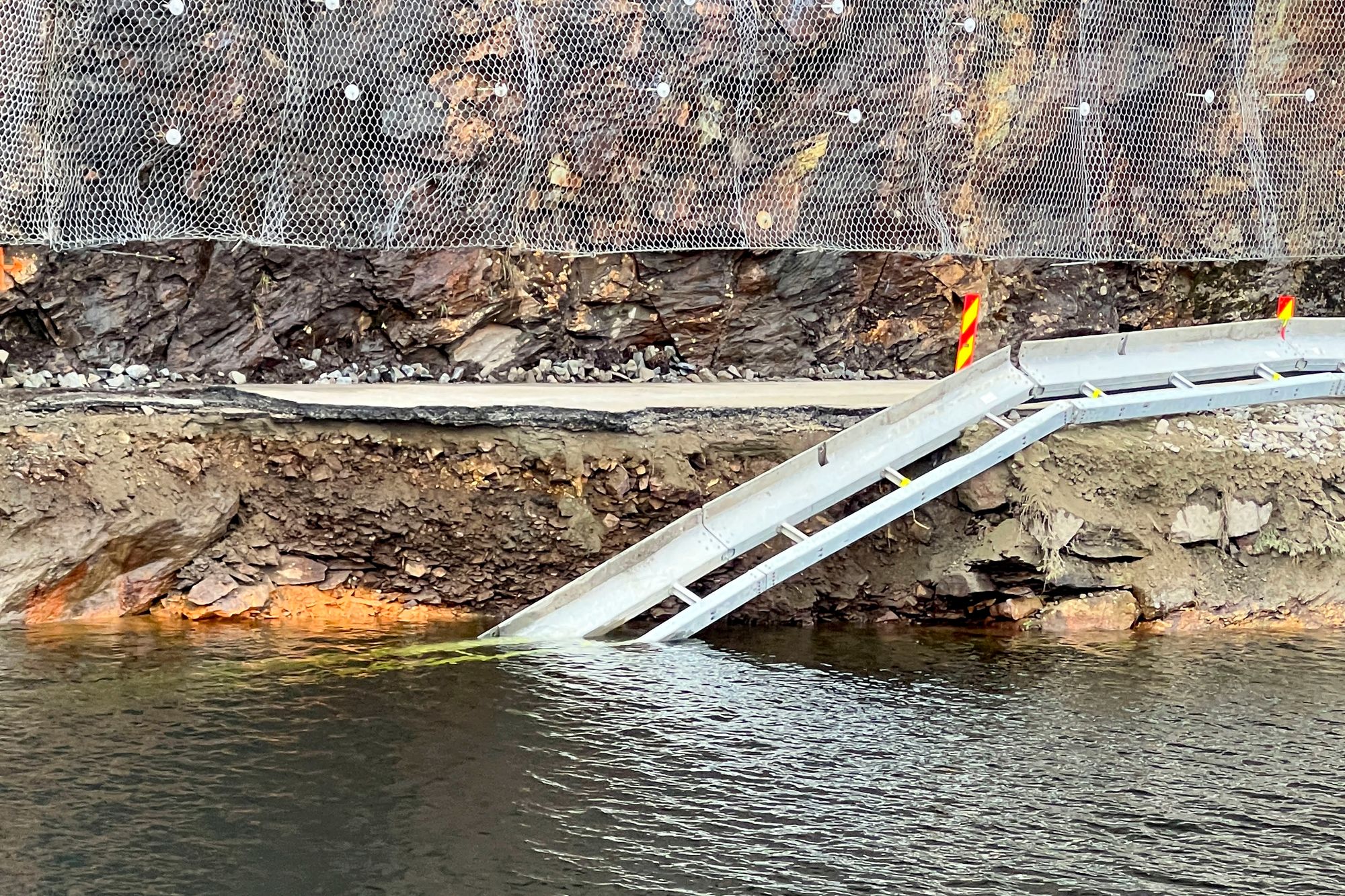 Onsdag i forrige uke ble Hakavikveien i Øvre Eiker i Buskerud stengt etter et ras. Lørdag åpnet veien igjen, men to timer senere forsvant 40–50 meter av veien i et nytt ras.