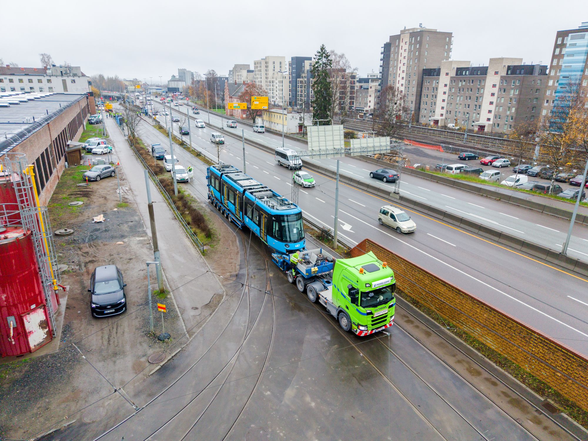 Ny trikk kommer til Grefsen stasjon for montering