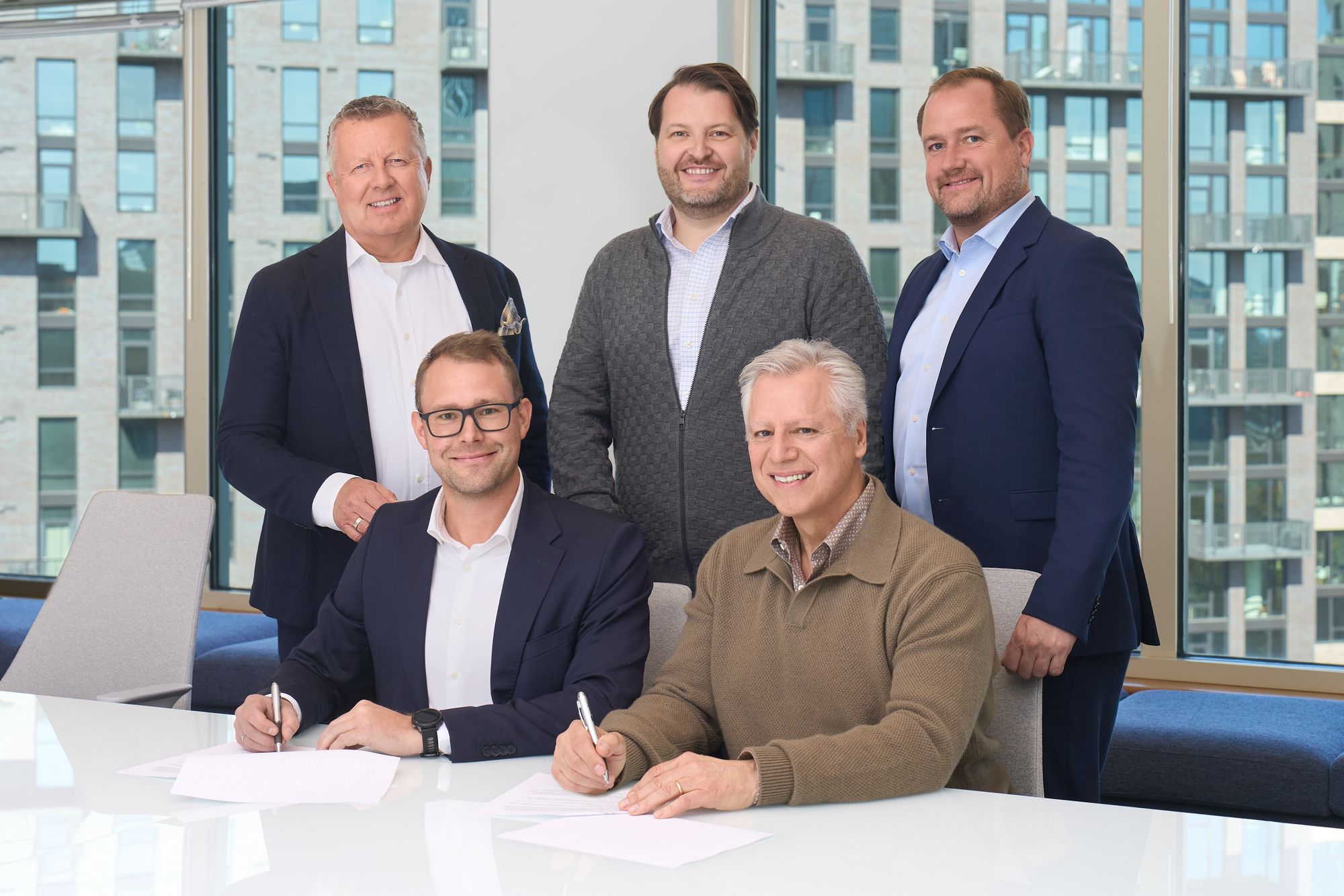 Amerikanske Seekr gikk denne uken inn som investor i Fossefall. Fra venstre bak: Børge Granli (Executive Director Sales Fossefall), Rob Clark (president Seeker), Espen Fjeldberg (CTO Fossefall), foran: Øyvind L. Vesterdal, (amd.dir Fossefall), Pat Condo (CEO Seekr). Sistnevnte har i flere tiår jobbet med søketeknologi.