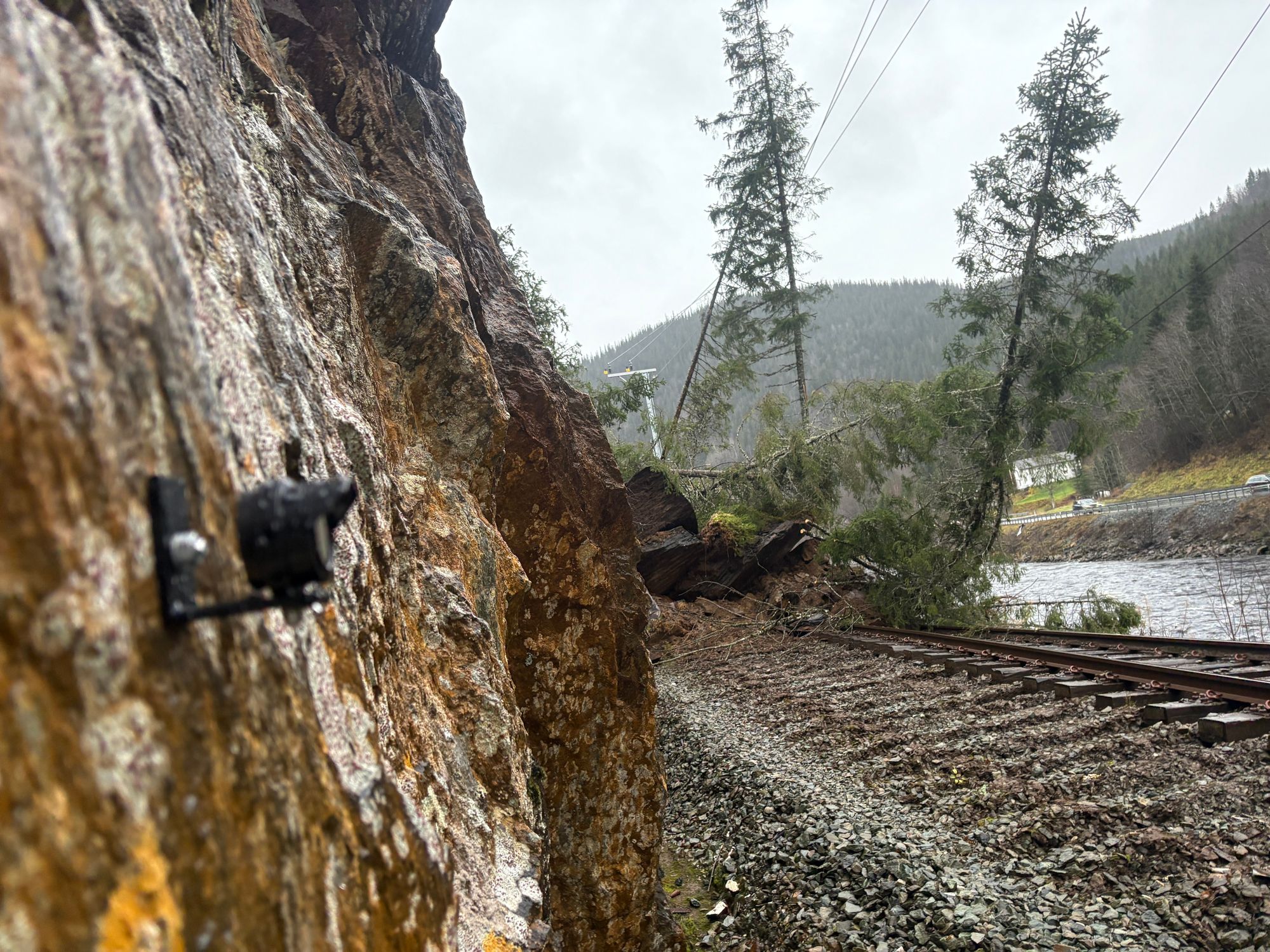 Dersom det oppstår nye bevegelser i området raset gikk vil det gå av en alarm til alle som jobber der.