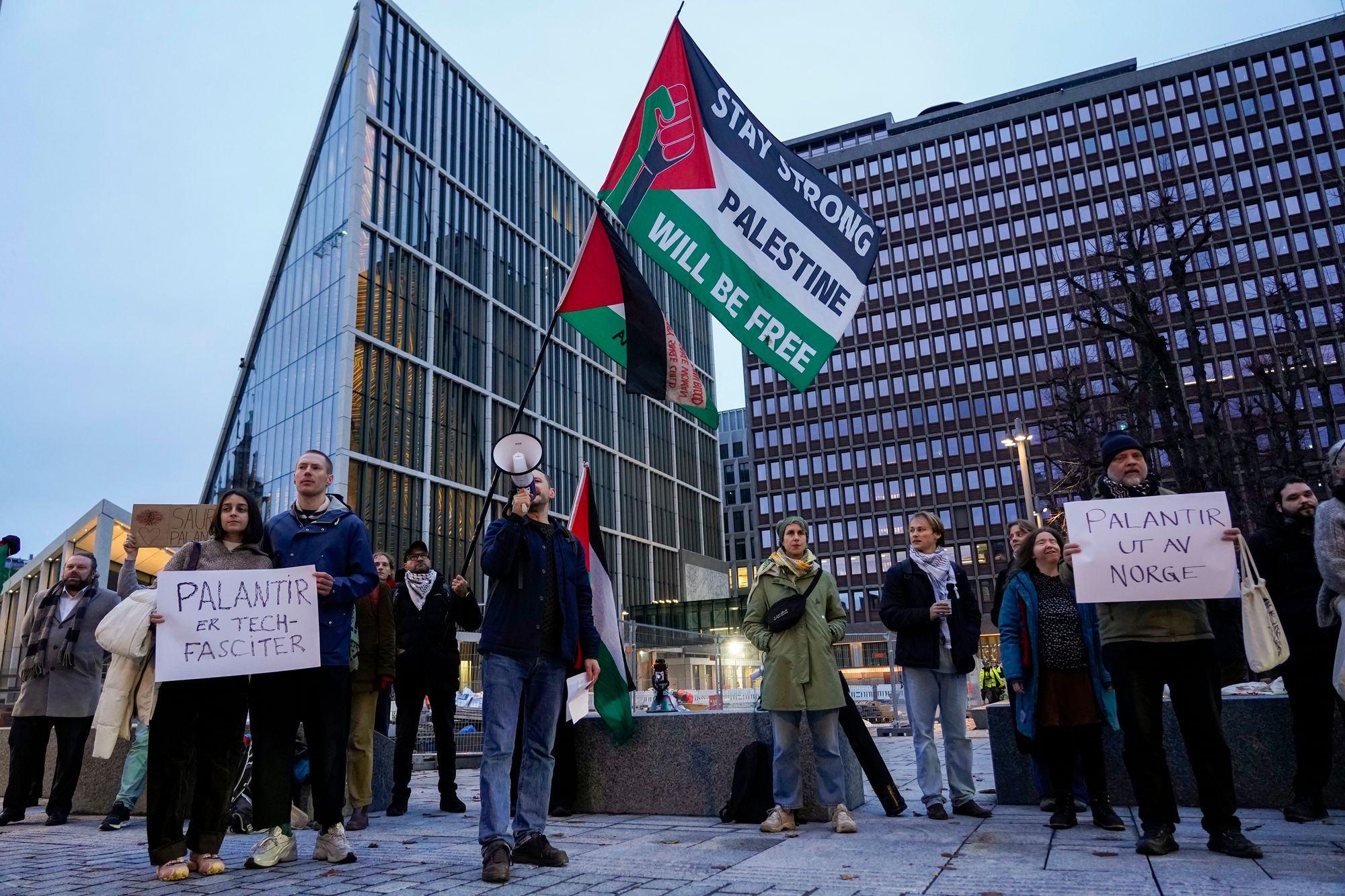 Organisasjonene som protesterer er Palestinakomiteen i Norge, El og IT-forbundet, Amnesty, miljø- og utviklingsorganisasjon Spire, Elektronisk Forpost Norge, Tech mot Folkemord og Attac.