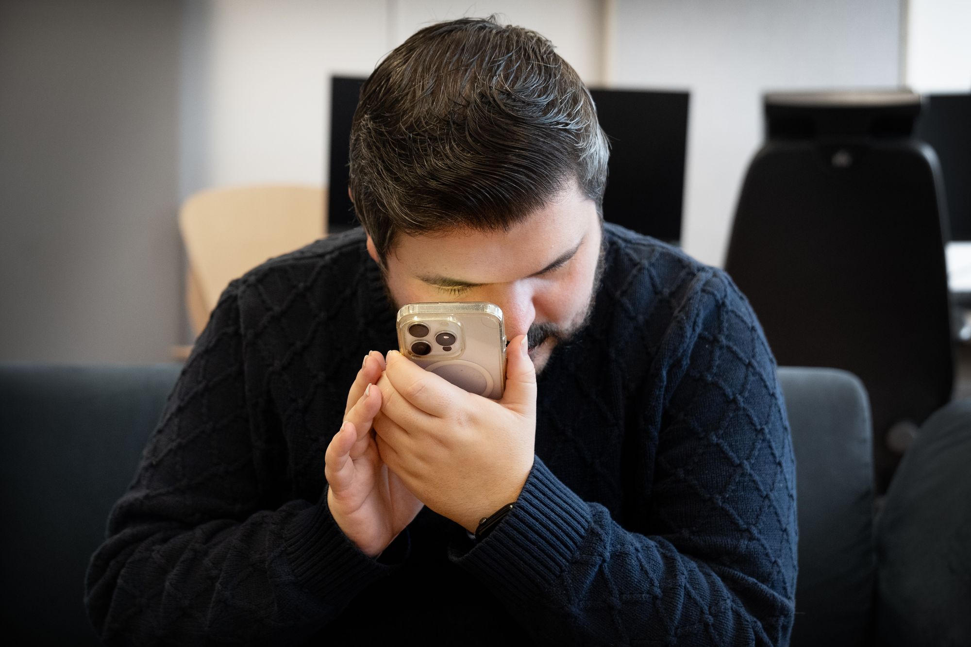 Christian Thon kan bruke mobil og datamaskin med 3 prosent synsevne, men mange med redusert syn får en dårligere brukeropplevelse enn ham. På PC bruker han nettleseren zoomet så langt inn som mulig.