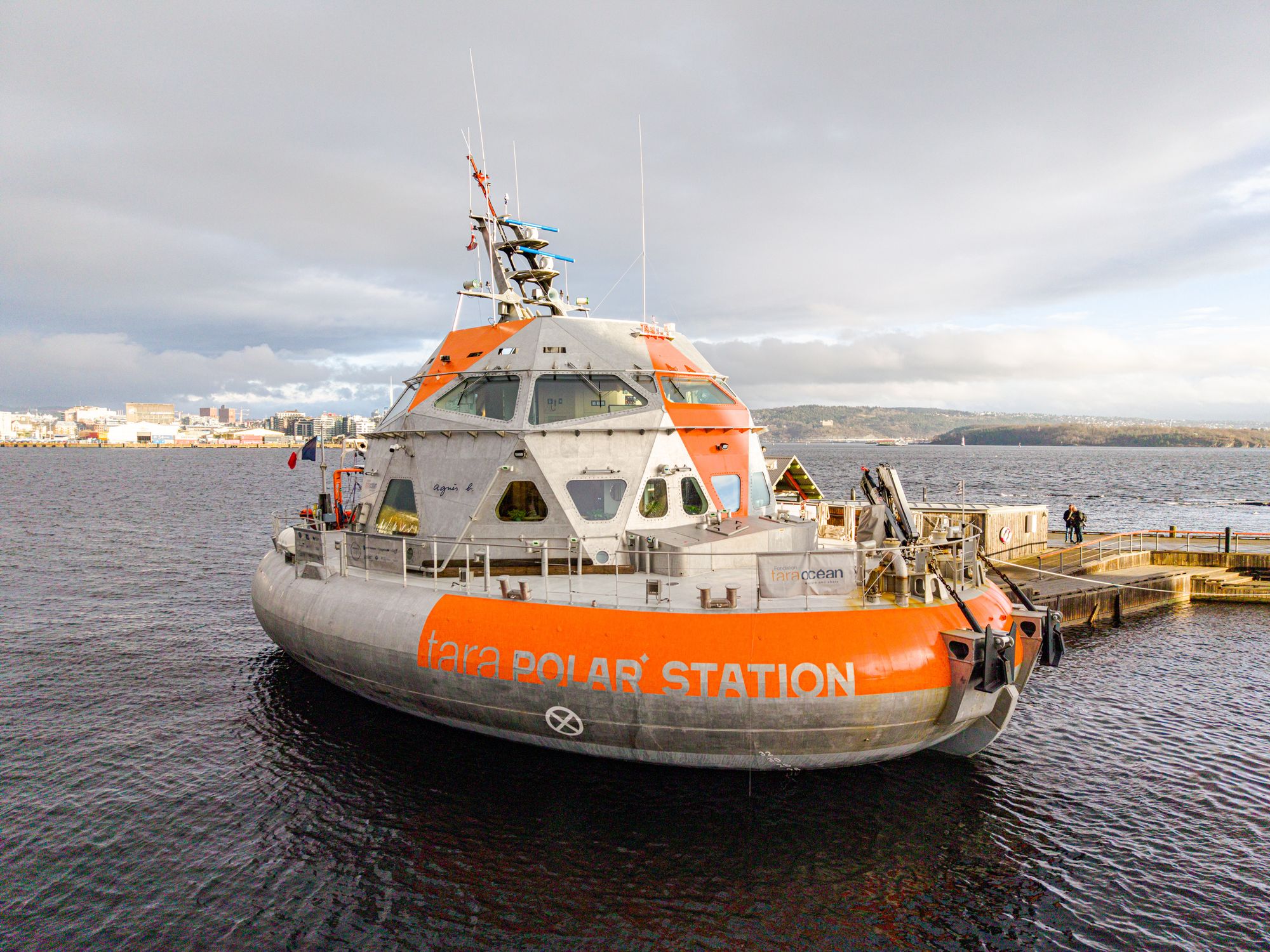 OSLO 20251112
Tara forskningsskip (Fransk) skal til Nordpolen og drifte i isen i 18 måneder med forskere ombord. Det mest spesielle er Moon Pool som kan hente prøver fra 1000 meters dybde. Båten ewr rund og har en oval form.