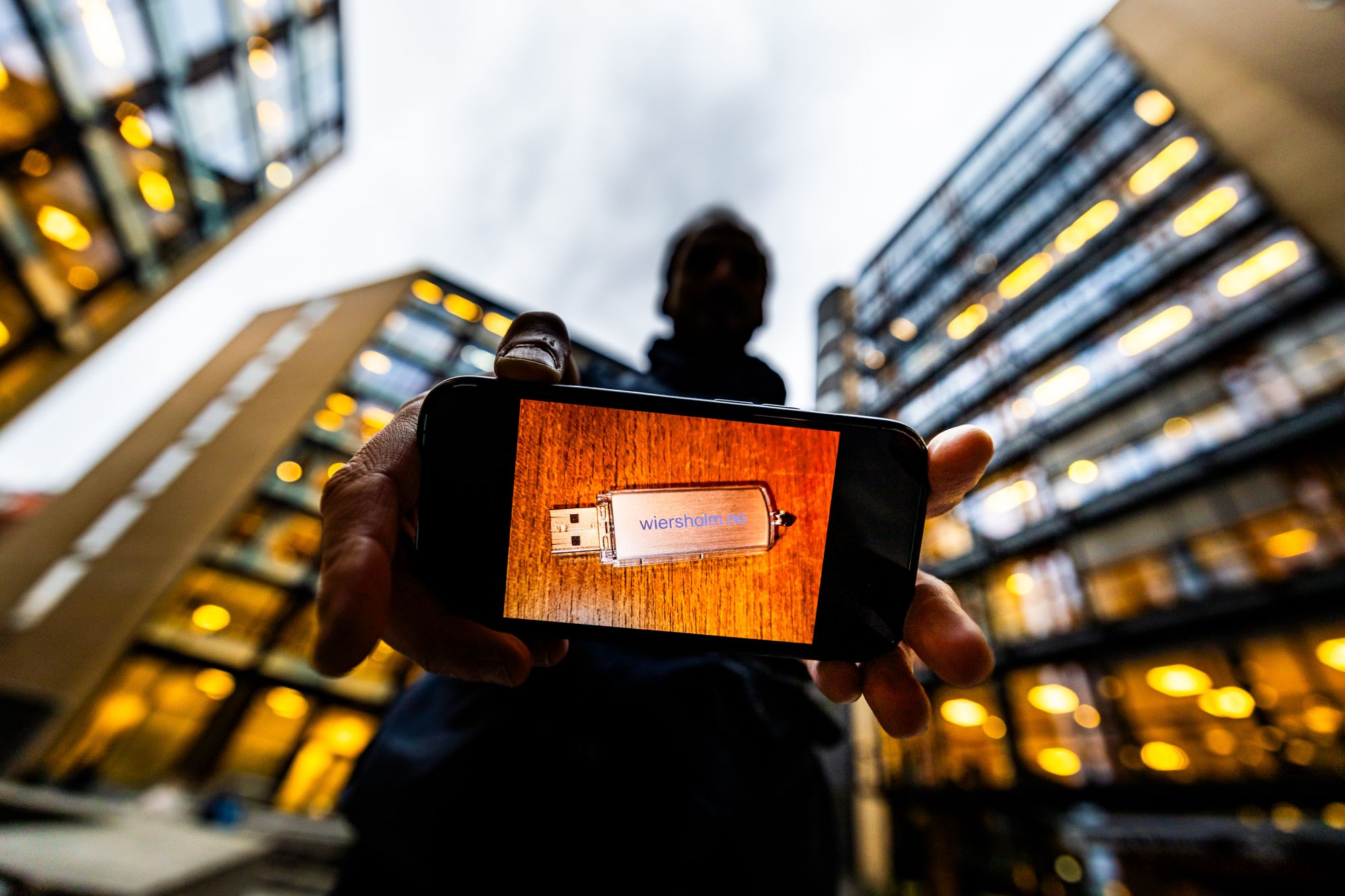 Nav sendte ham en minnepinne (avbildet her) merket advokatfirmaet Wiersholm. Den inneholdt strengt fortrolige dokumenter, interne granskninger, og store mengder taushetsbelagt informasjon om andre mennesker.