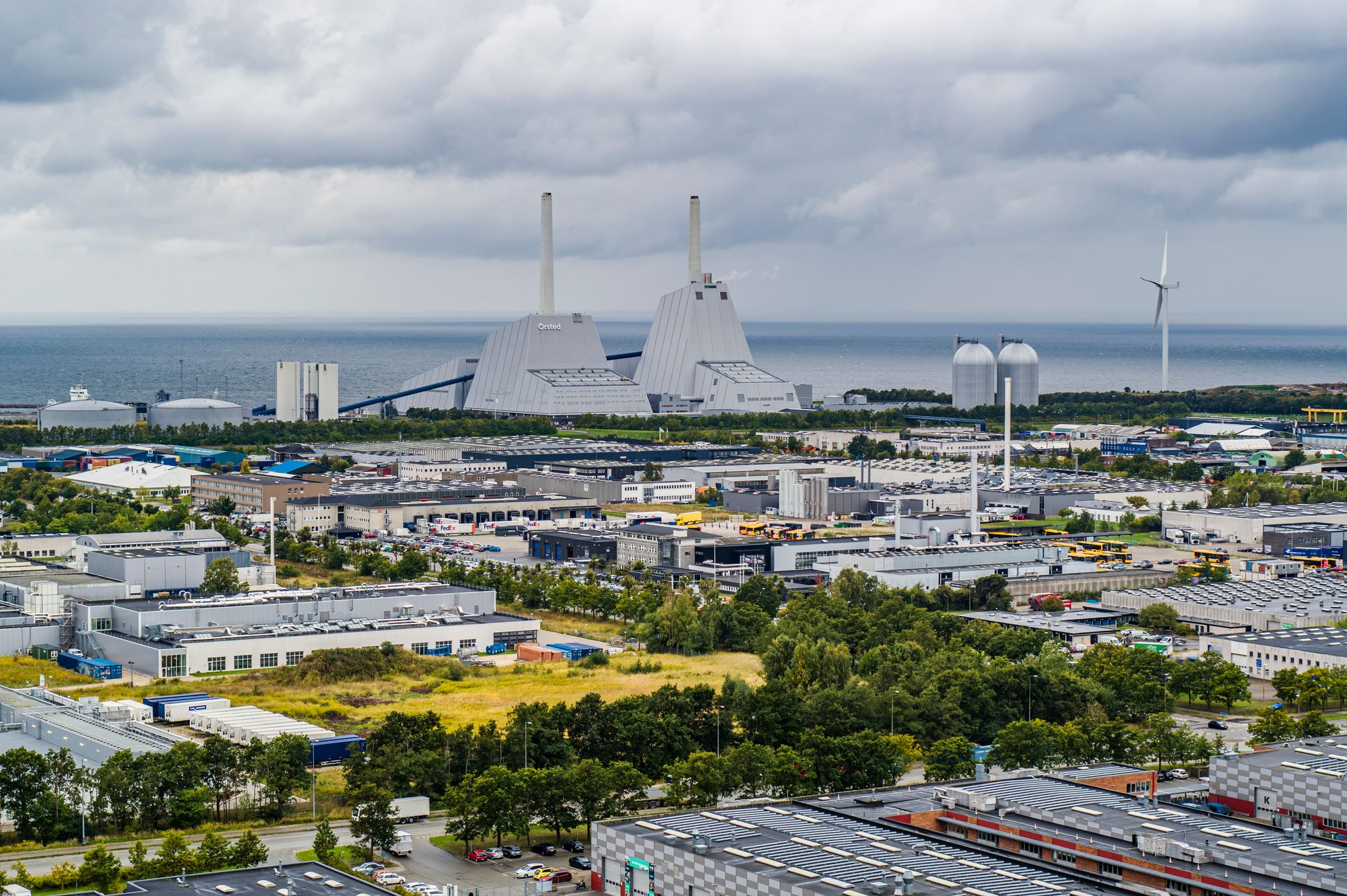 En del av millionene som var satt av til Ørsteds Green Fuels for Denmark-prosjekt ved Avedøreværket i København, skal i stedet gå til oppgraderinger av riksveier, slik at det blir enklere å transportere vindturbinelementer og sikre gode rammevilkår for utfordrede danske vindkraftselskaper.