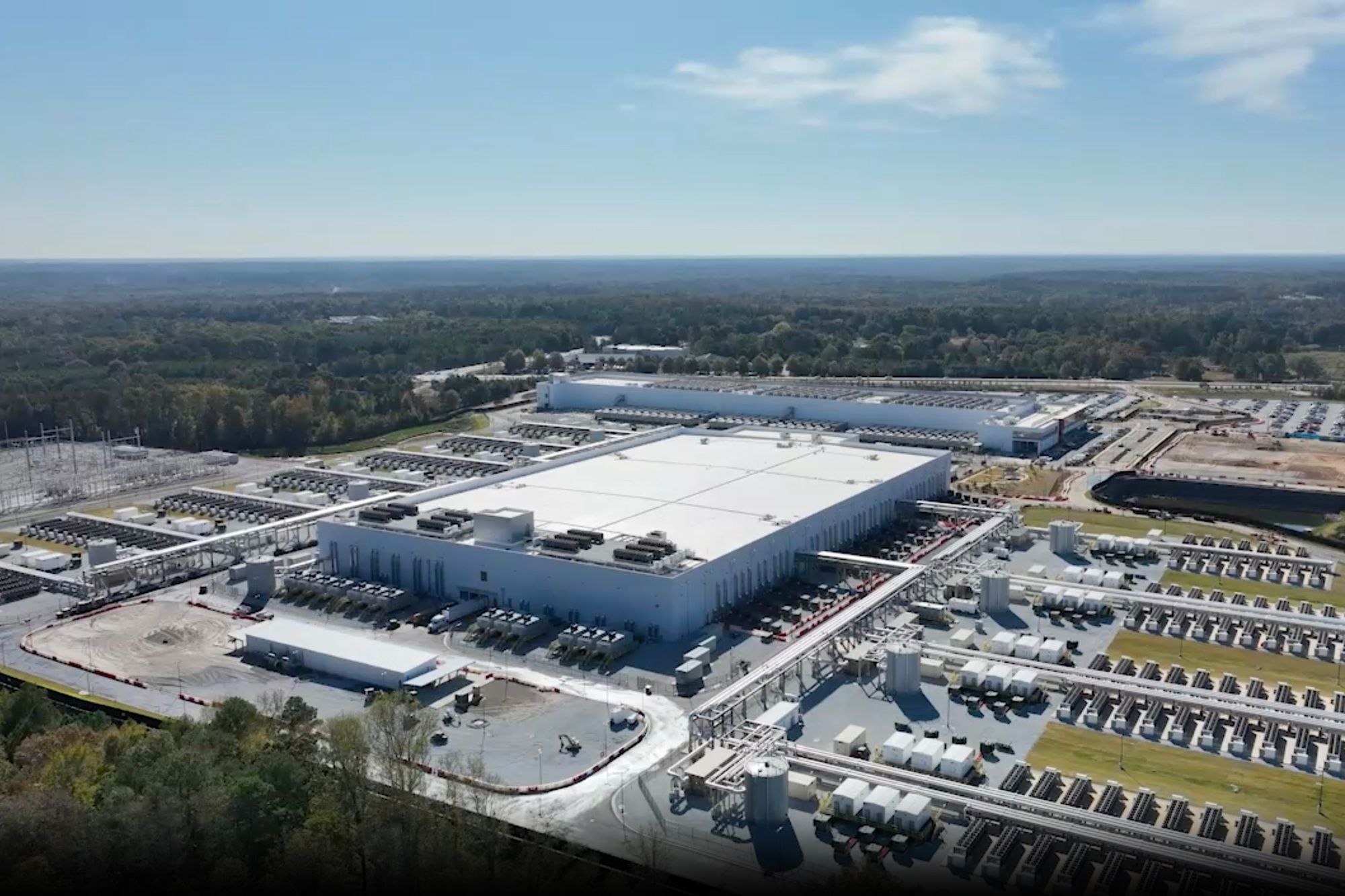 Microsofts nye anlegg i Atlanta er på 92.900 kvadratmeter og er selskapets første i to etasjer. Det er del av et nettverk som samlet skal bruke «flere gigawatt» med strøm. Det nøyaktige strømforbruket er ikke oppgitt.