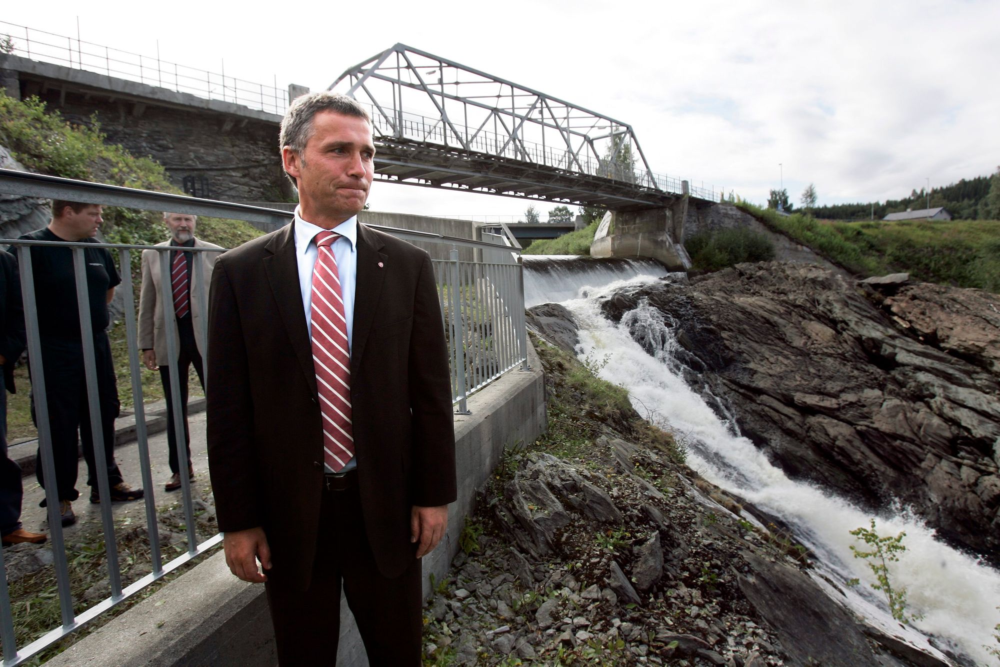 Jens Stoltenbergs regjering varslet i 2007 at private ikke lenger fikk kjøpe vannkraftverk. Kraftverk under 10 MW er derimot eid av bønder og grunneiere – og pensjonsfond.