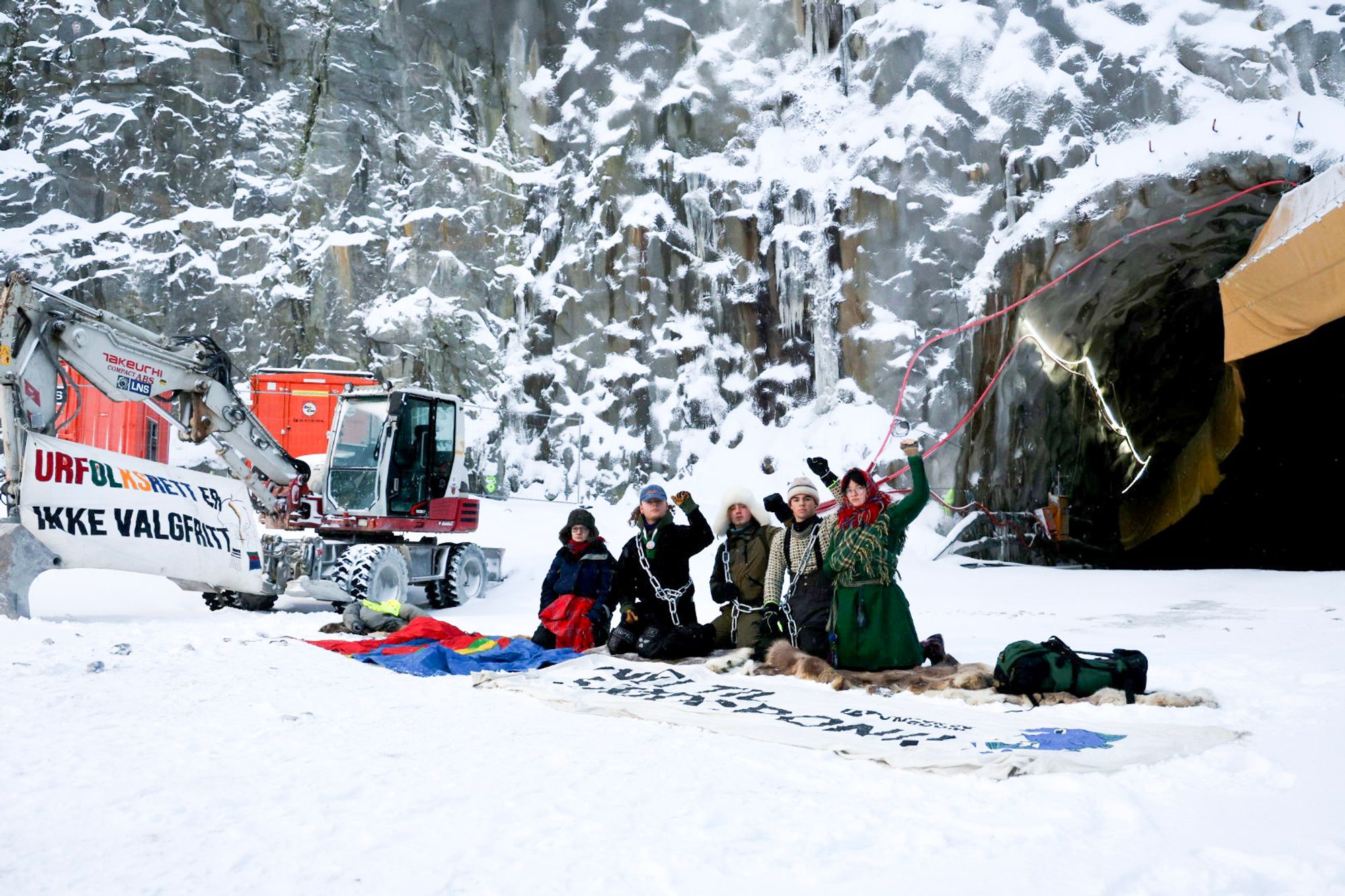Aksjonistene som hadde tatt seg inn på anleggsområdet til Nussir ASA ved Repparfjorden, ønsker å møte statsministeren.
