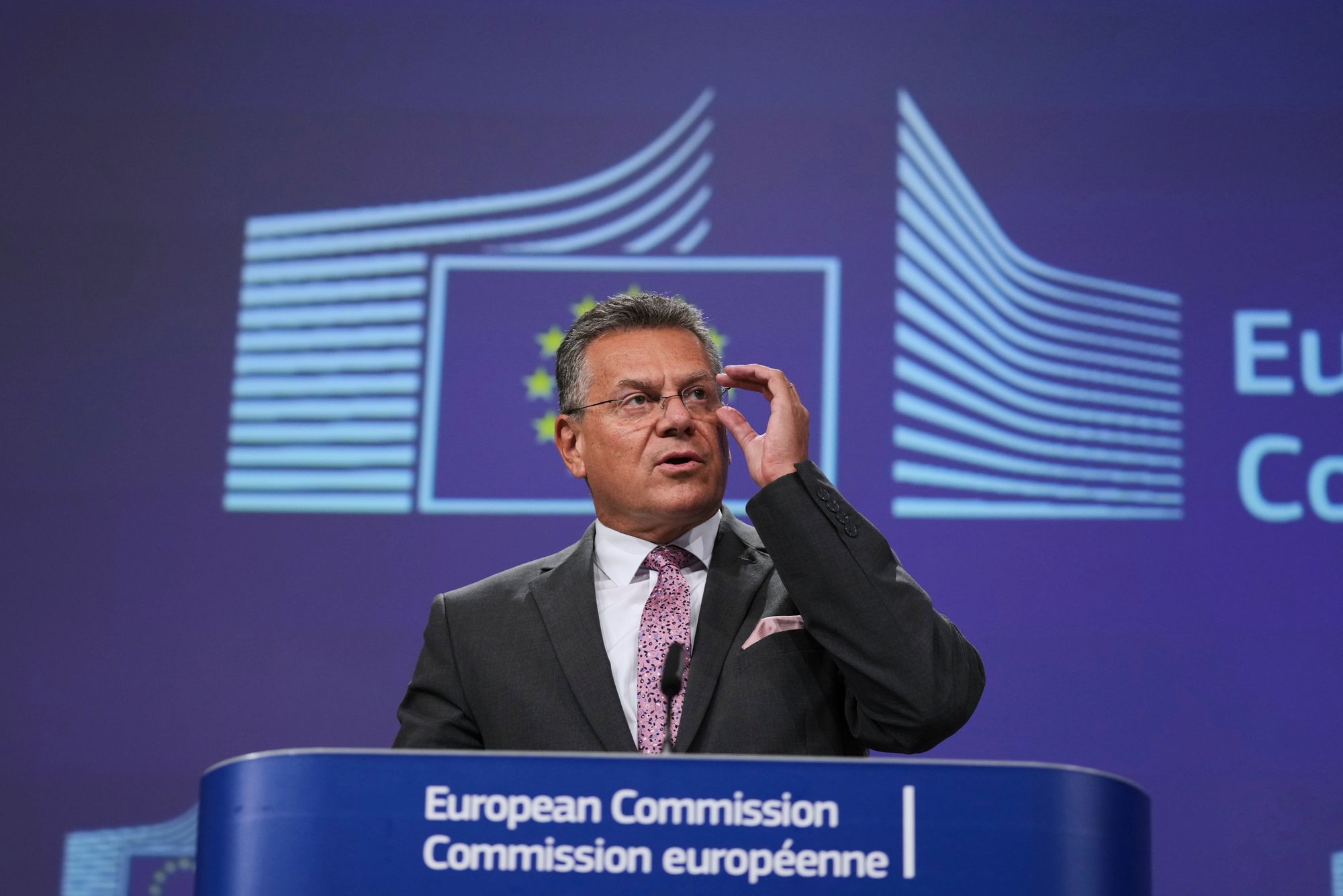 EUs mektige handelskommissær Maros Sefcovic har gått ut i sosiale medier og bedt EU-landene stemme for å innføre toll på jernlegeringer.