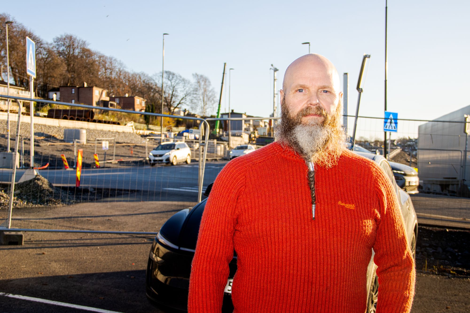 Riggplassen og de tunge maskinene har gitt naboene år med støy og vibrasjoner. Likevel åpner Statsforvalteren for at Bane Nor kan få lengre perioder med høyt støynivå.
