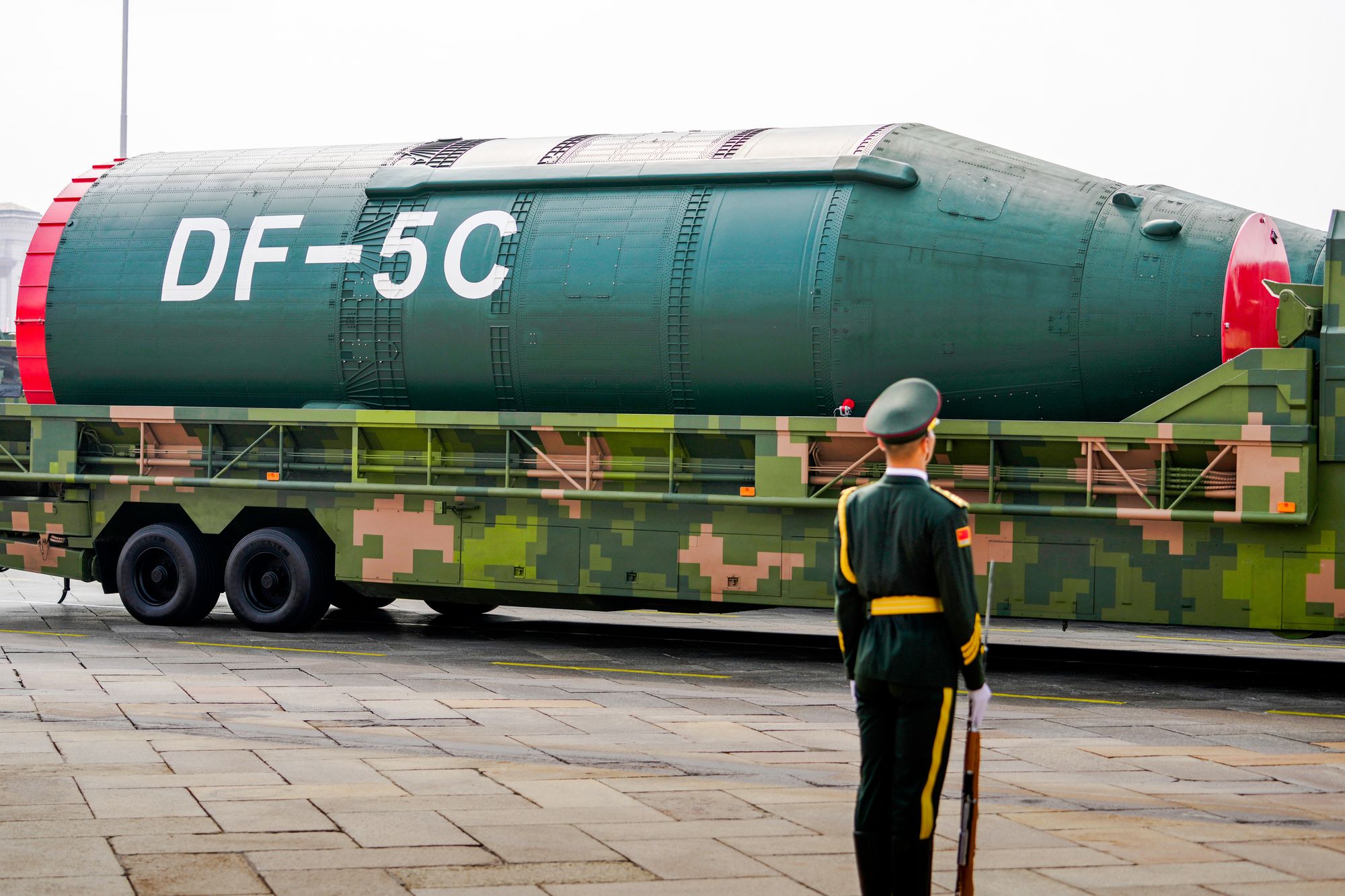 Kinesisk DF-5C-missil under en militærparade.