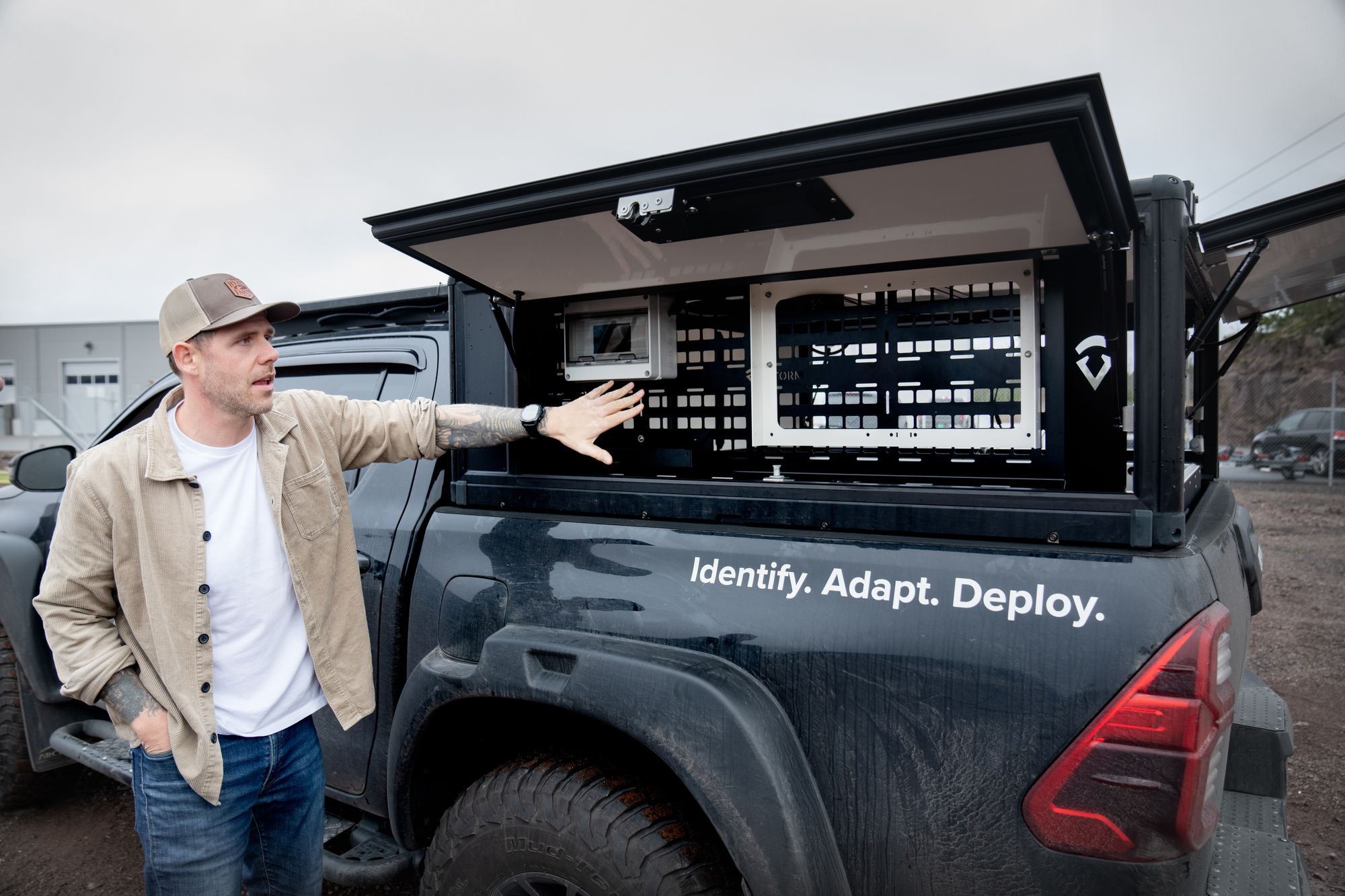 Det er denne modulære logistikk- og integrasjonsplattformen for pickuper, utviklet av norske Storm Adapt Group, som fanget interessen hos den amerikanske kjøretøygiganten GM Defense, som nå skal tilby den til både militære og sivile kunder.