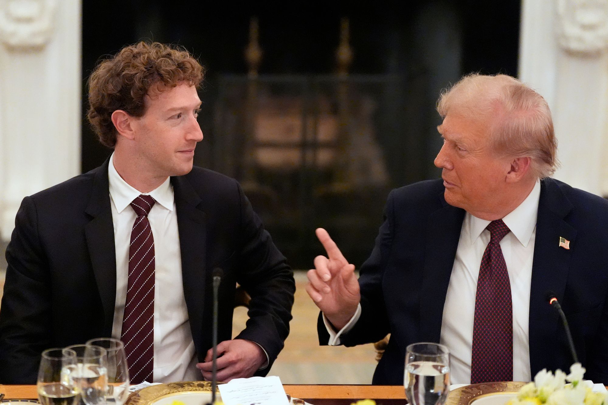 Metas toppsjef og grunnlegger Mark Zuckerberg (t.v.) besøkte tidligere i år flere ganger Det hvite hus i et forsøk på å overtale president Donald Trump til å stanse rettssaken mot selskapet.