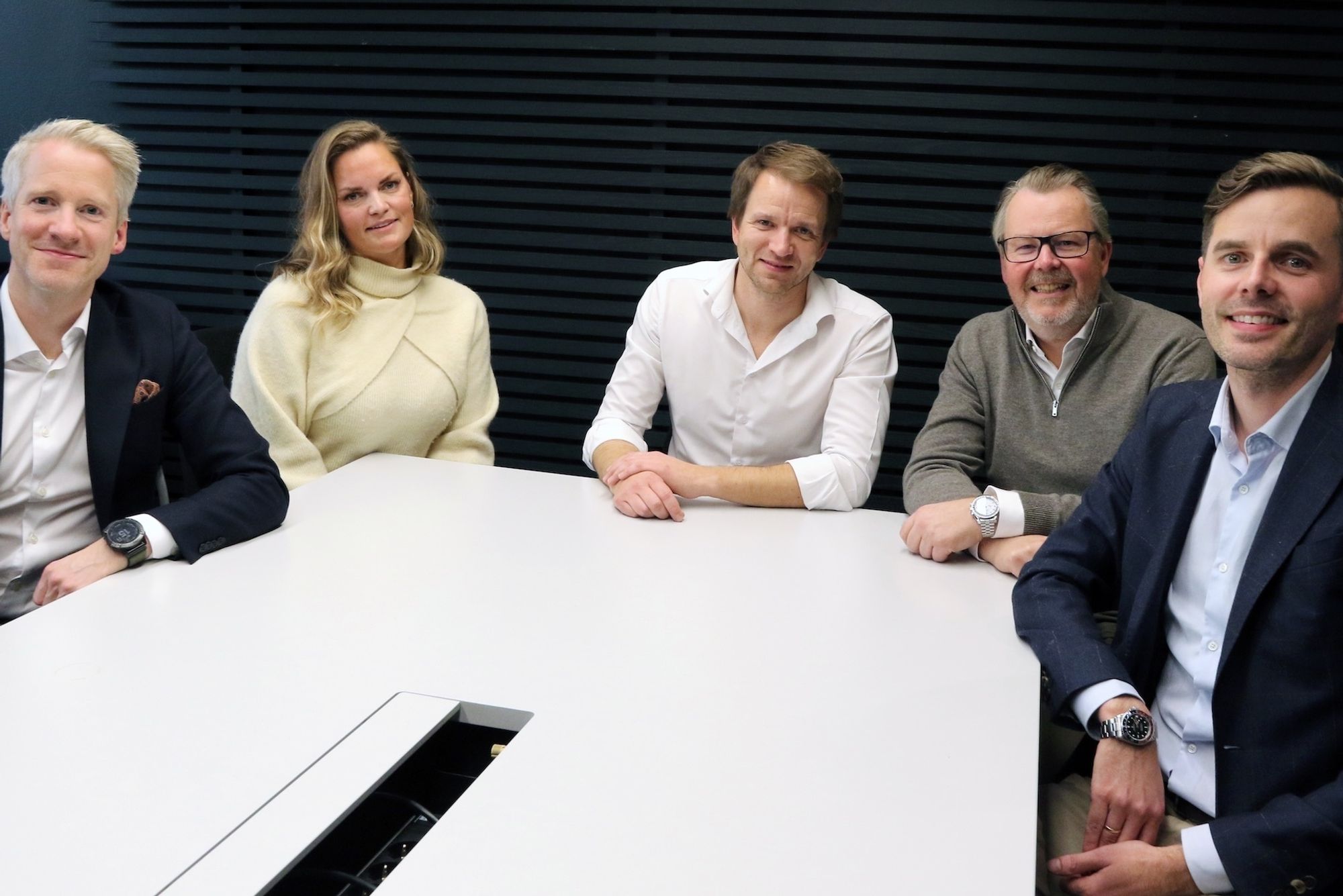 Tet Digital har valgt partnere i en ny milliardavtale. Her er nøkkelpersoner samlet til oppstartsmøte denne uken. Fra venstre: Magnus Alu Andersen (Knowit), Elizabeth Sævik (Knowit), Endre Sundsdal (Tet Digital), Jon Fageraas (Bekk) og Mats Knutsen-Valen (Bekk).