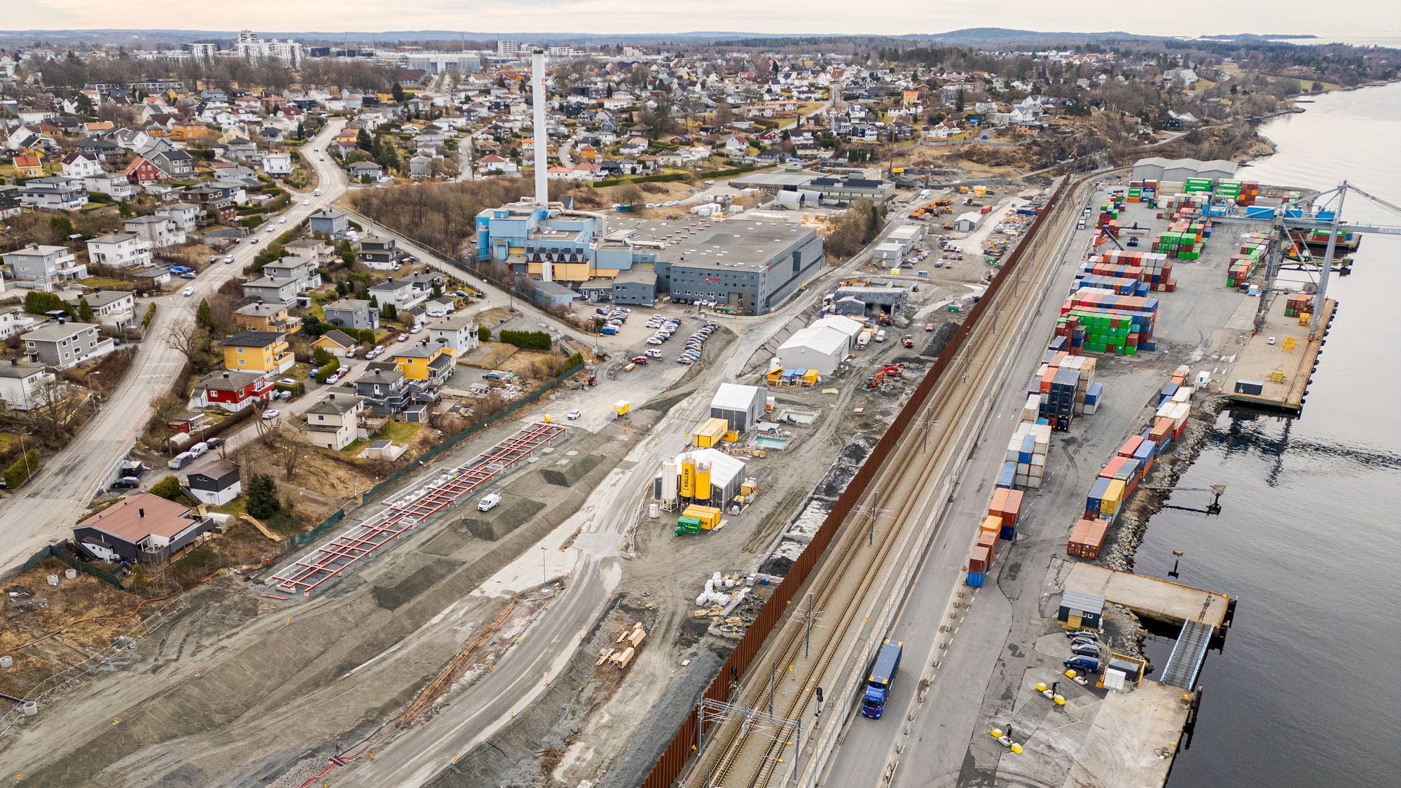 – Vi har allerede levd med støy i seks år, og de skal minst holde på i seks år til, sier Trond Johnsen, som bor tett inntil Bane Nors utbygging i Moss. 