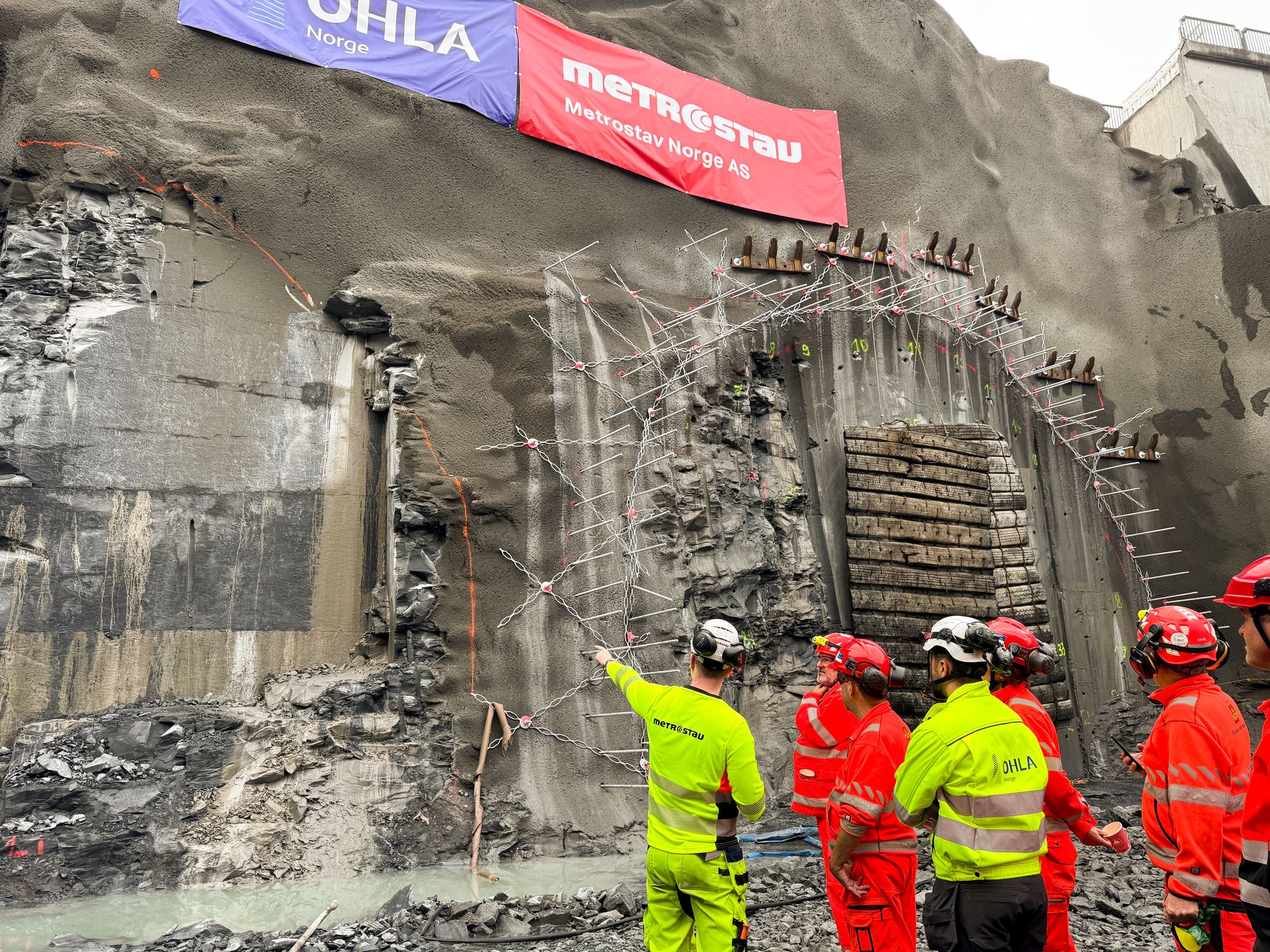 Det var i dette området uhellet skjedde. Bilen som ble truffet, sto nær T-banestasjonen man ser helt til venstre i bildet.