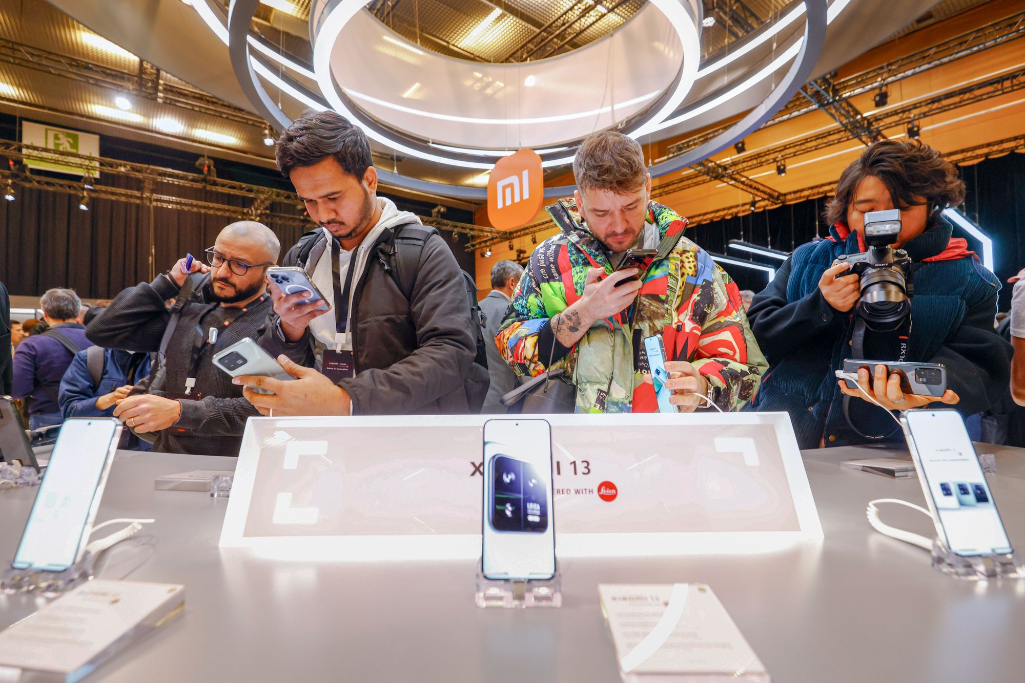 Verdens største produsenter av data- og minnebrikker holder igjen produksjonen for å ikke måtte redusere prisene. Det kan føre til økte priser på smarttelefoner neste år, mener flere.