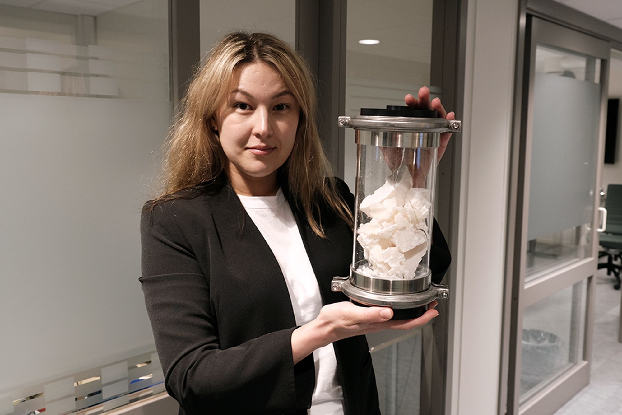 Dette helt vanlige stoffet har du kanskje i kjøkkenskapet. Nå spiller det hovedrollen i et nytt system for varmelagring. Sintef-forsker Galina Simonsen tror løsningen kan bli svært nyttig også i private hjem.