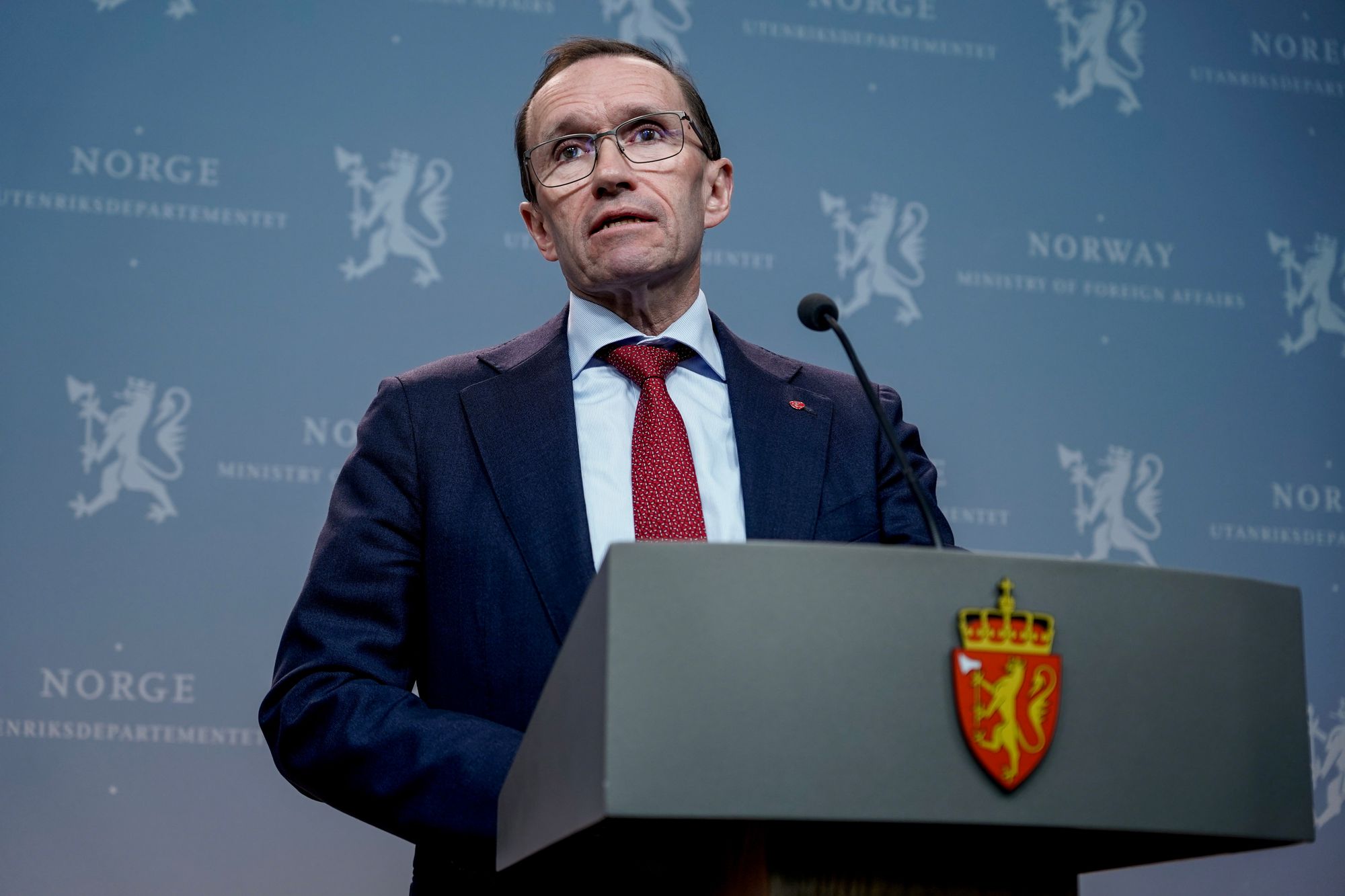 Espen Barth Eide (Ap) lover et «stort» kutt i EØS-etterslepet i desember. 