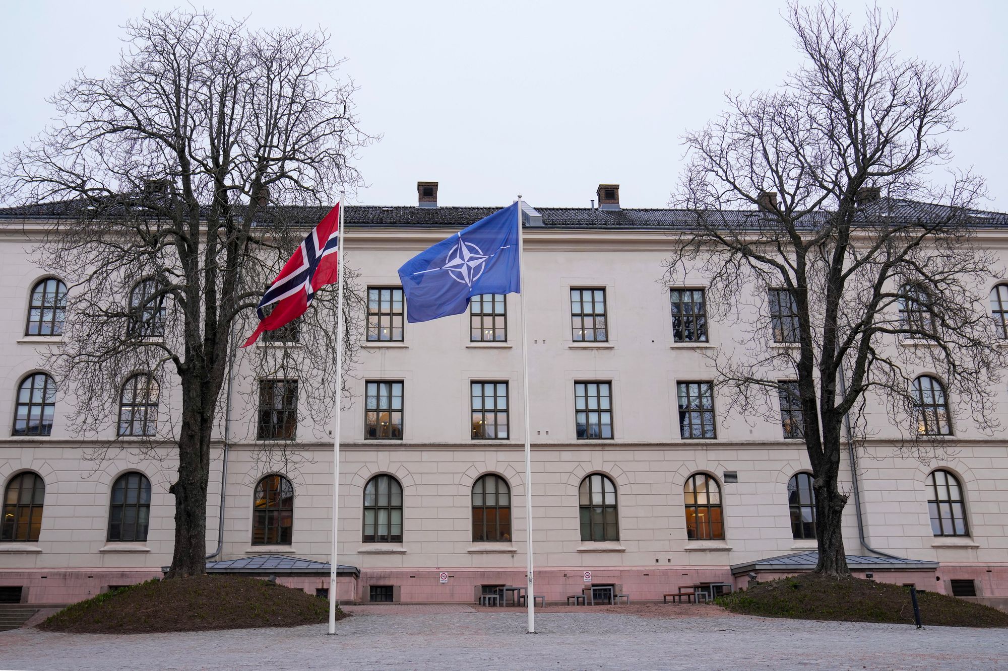 Nato-flagget heist sammen med det norske flagget utenfor Statsministerens kontor og Forsvarsdepartementet i anledning Nato 75 årsjubileum.