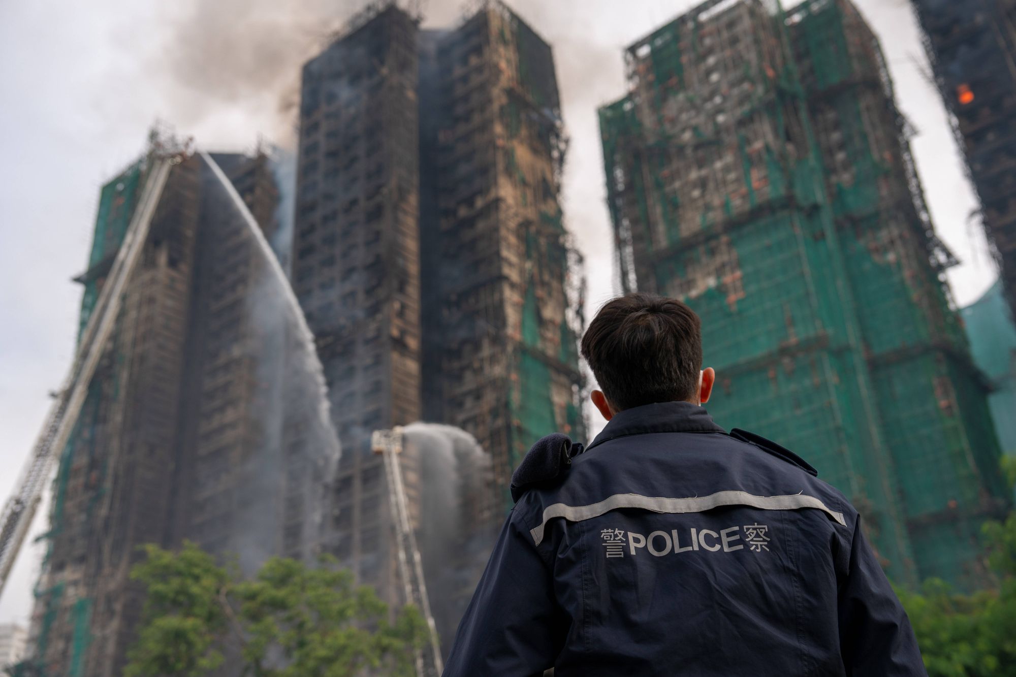 Flere boligblokker i Wang Fuk Court-nabolaget i Hongkong står i brann torsdag morgen. Brannen startet klokken 17.00 lokal tid onsdag.