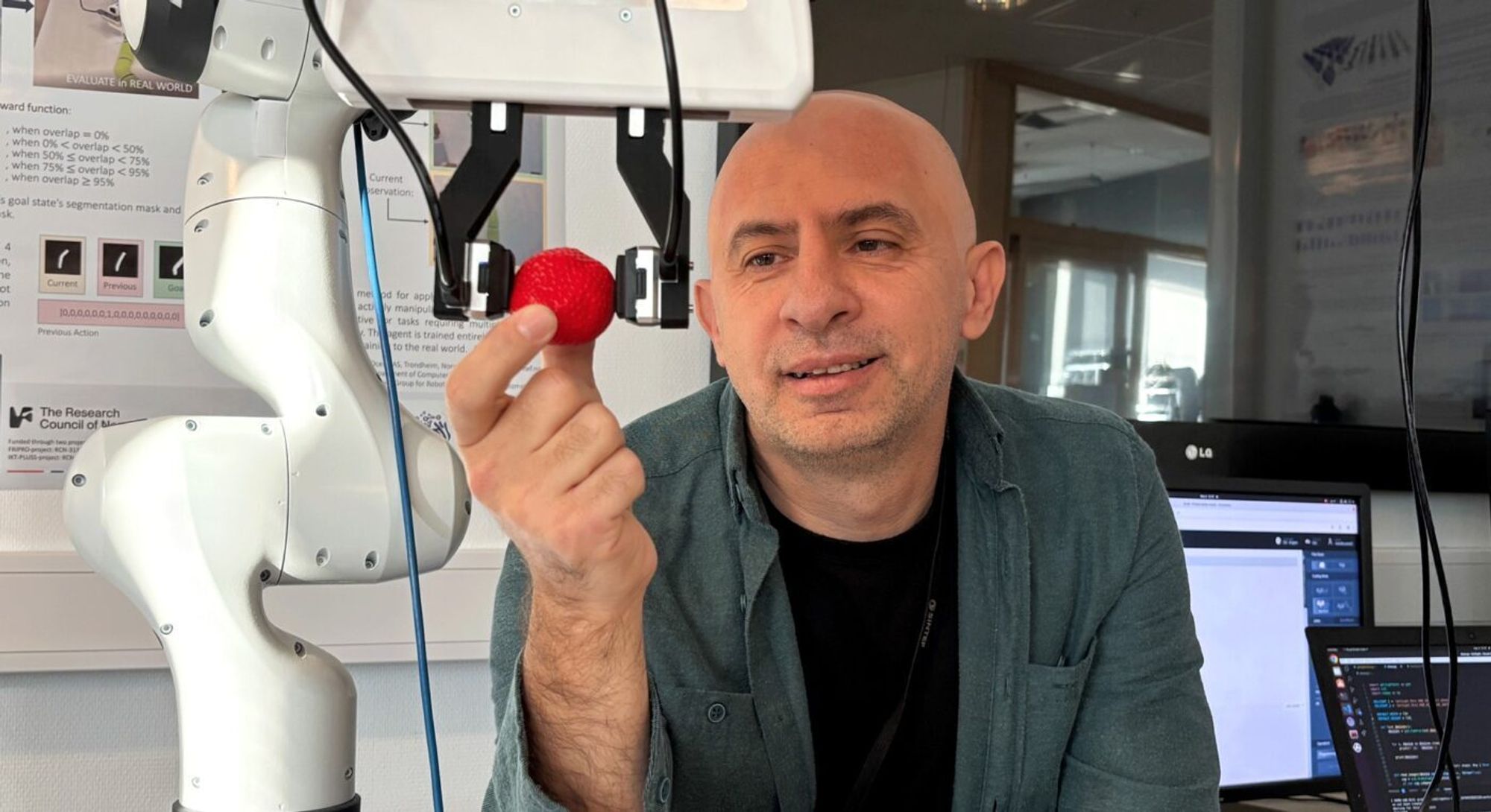 Forsker Ekrem Misimi og roboten med gelé-sensor i «fingrene». Sensorene registrerer høyoppløselige bilder gjennom den myke overflaten. Når objektet beveger seg i grepet, gir sensorene beskjed, og grepet justeres med «fingerspissfølelse».