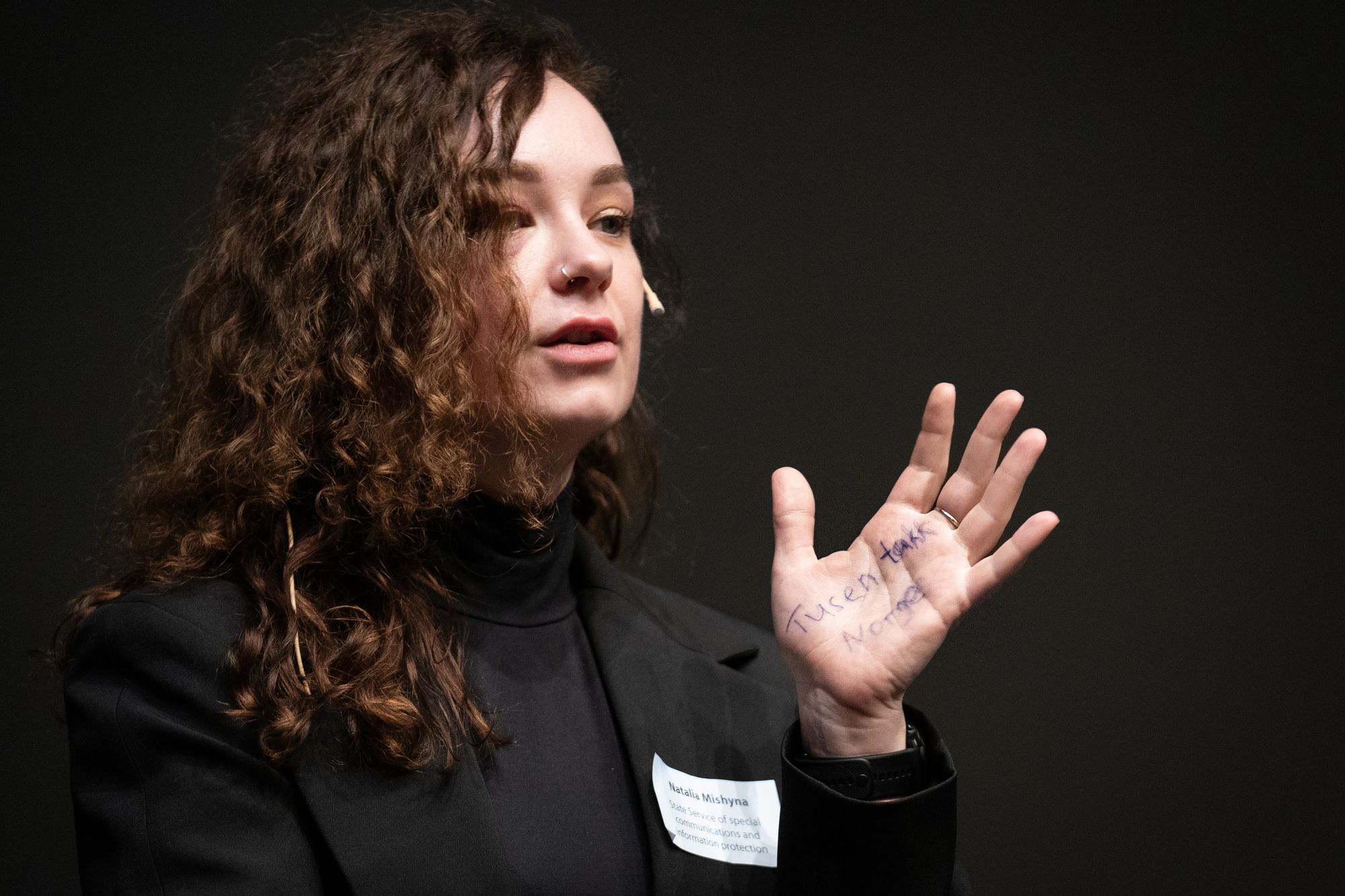 Natalia Mishnya startet foredraget med en uforbeholden takk til Norge for støtten i krigen. – Vi setter stor pris på alt dere gjør for Ukraina, sa hun fra scenen i Bjørvika.