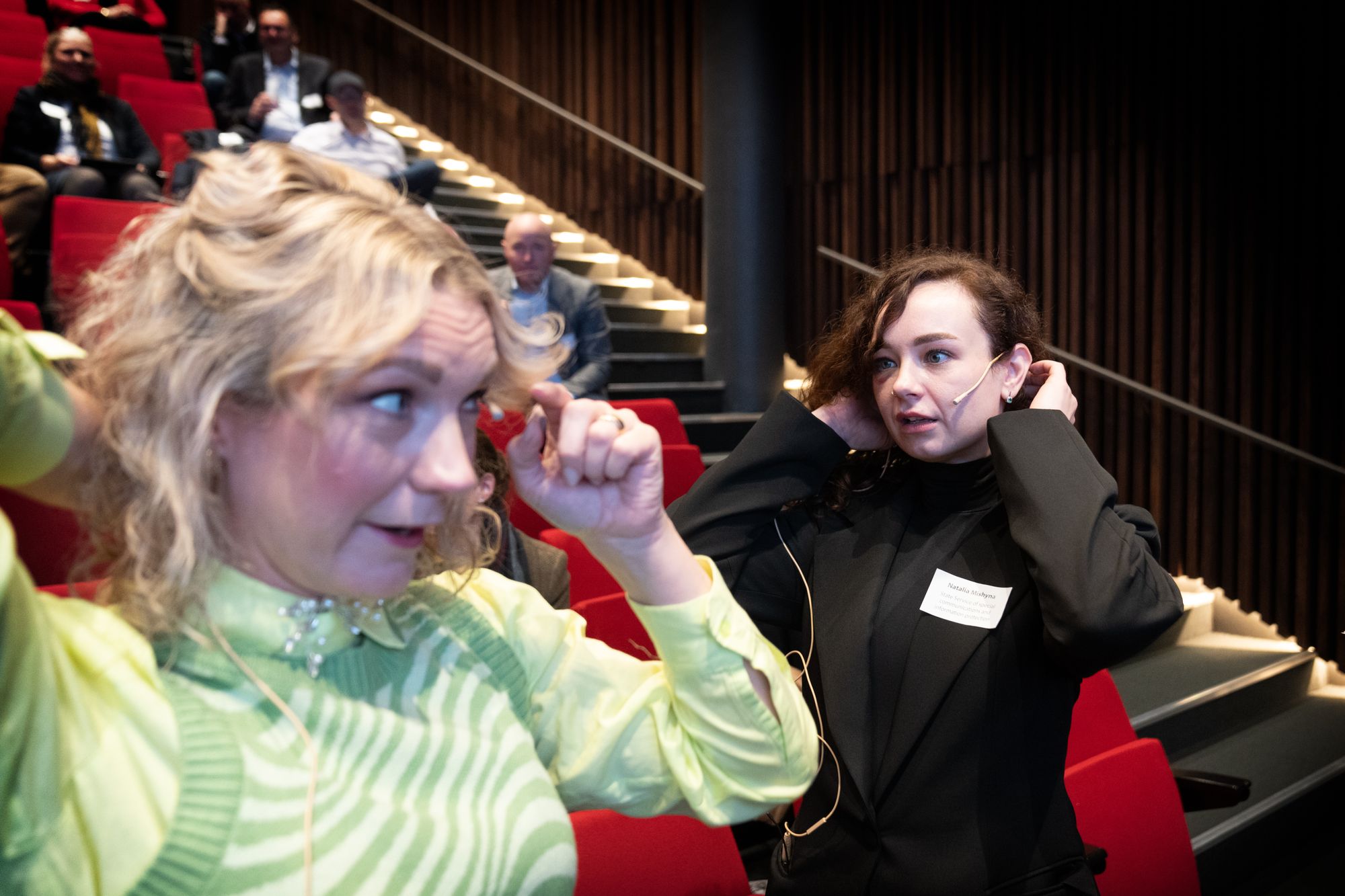 Digitaliseringsminister Karianne Tung (Ap) fikk høre Ukrainas utsending Natalia Mishnya (t.h.) fortelle hvordan landet bygger en KI-agentisk stat midt i krigen. Tung lar seg imponere, men fastholder at Norges ambisjon om å bli verdensledende innen 2030 står fast.