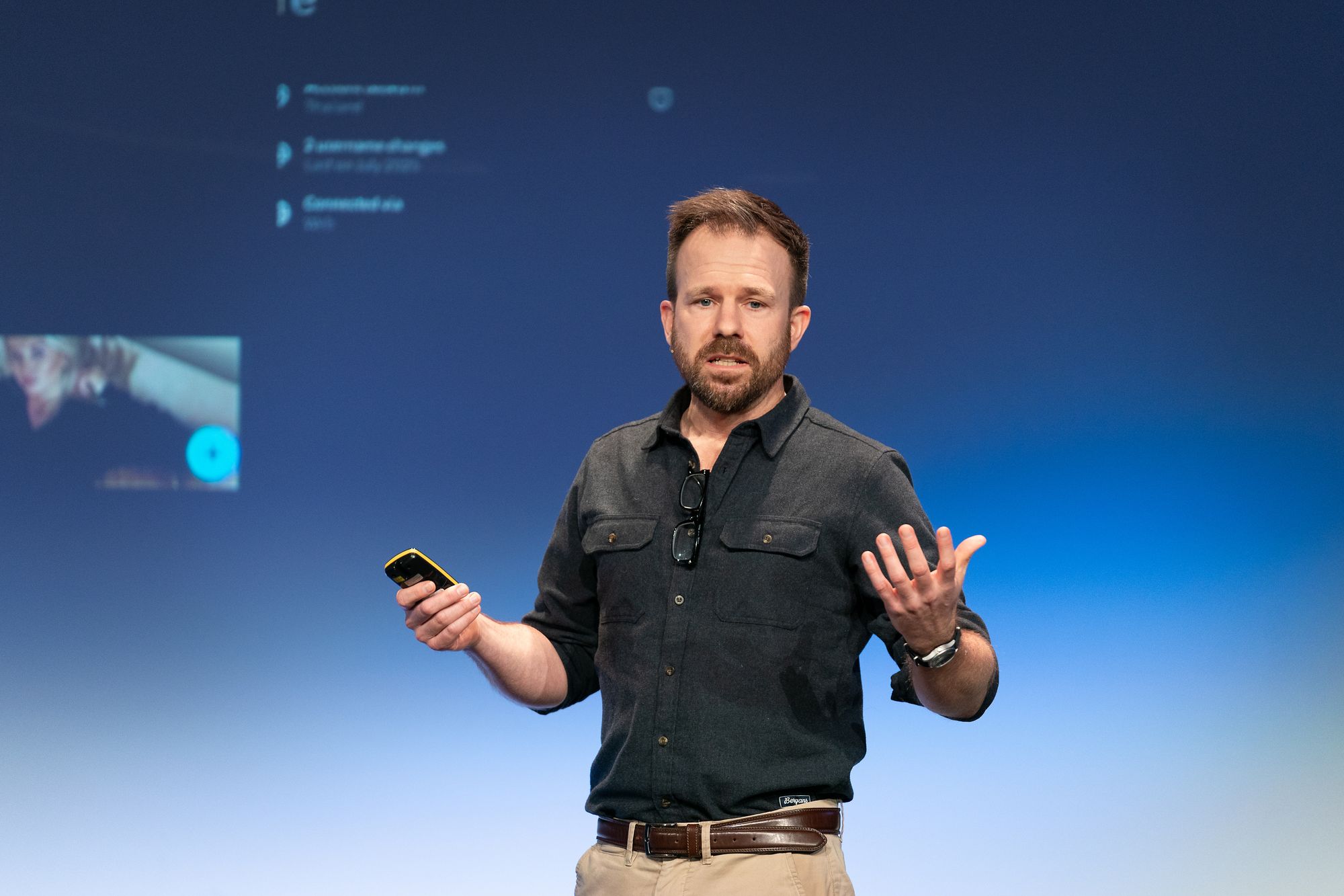 Eskil Grendahl Sivertsen, spesialrådgiver ved Forsvarets Forskningsinstitutt, på Attack-konferansen 2025.