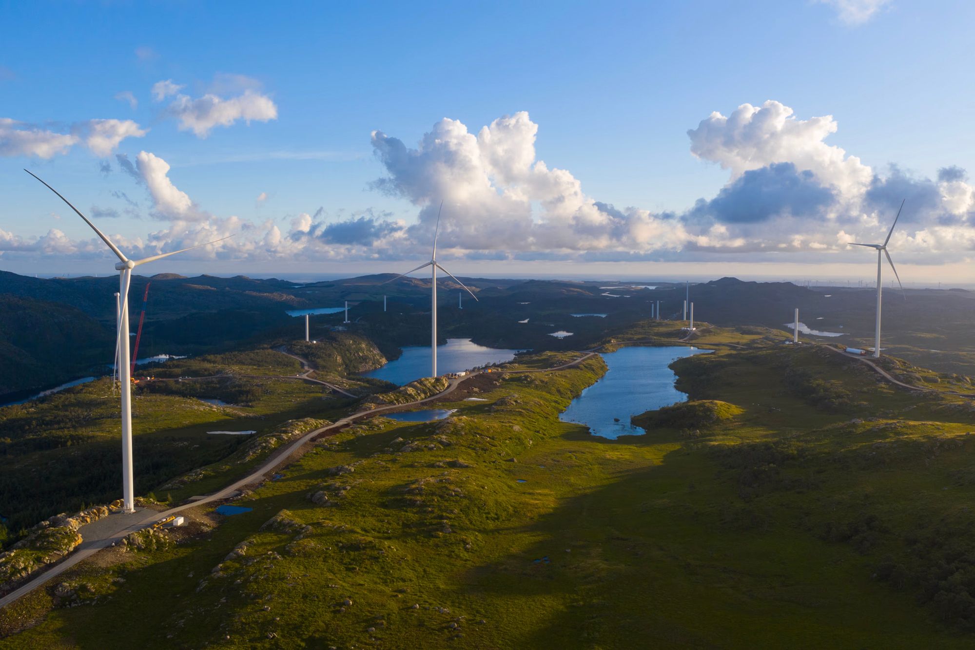 Måkaknuten vindkraftverk i Bjerkreim kommune skal nå få batterier, som skal lagre strøm fra vindkraften, slik at den kan brukes når det er størst behov. 