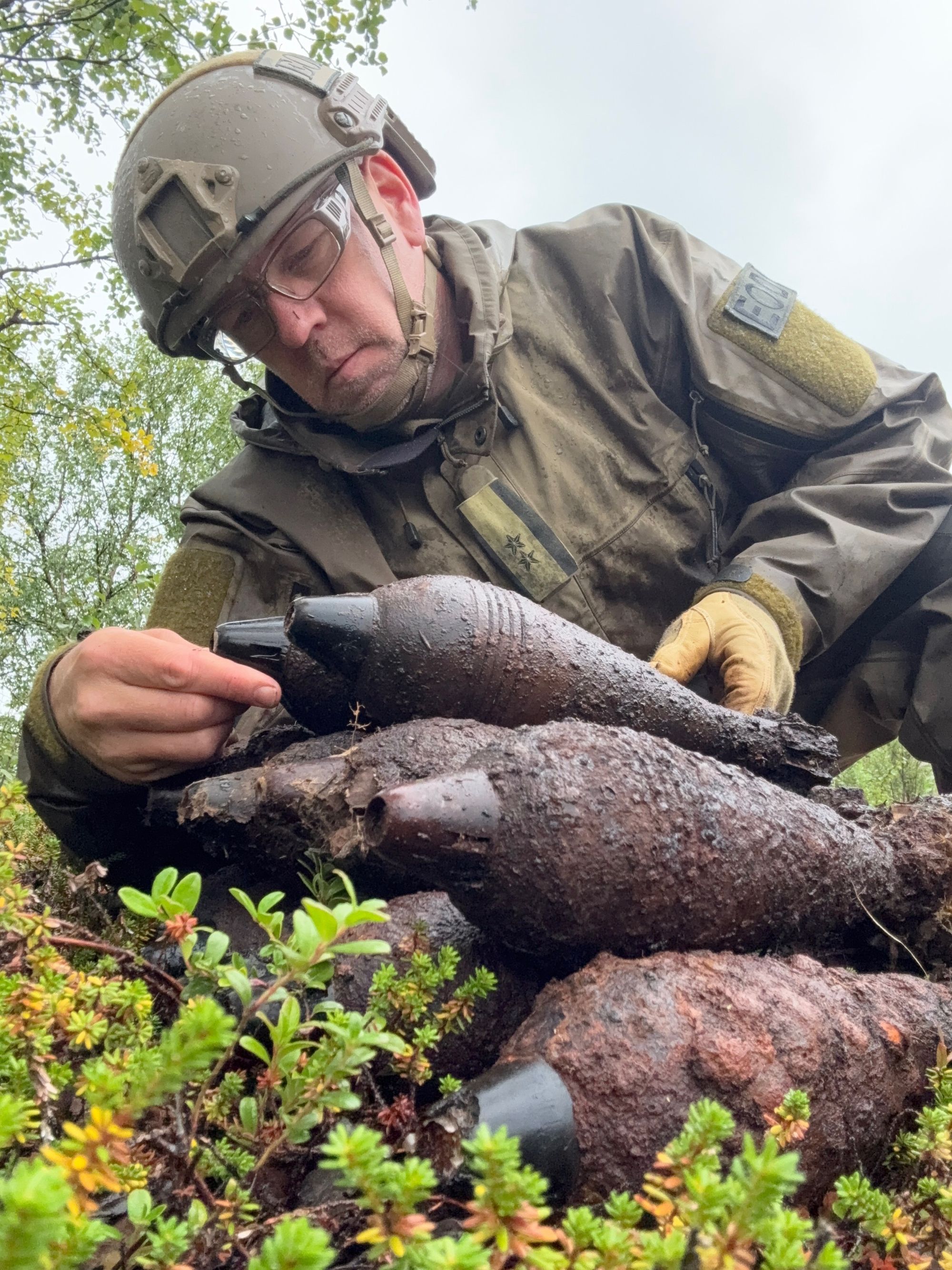 Geir Petter Novik ved Forsvarets forskningsinstitutt jobber med å finne og fjerne ammunisjon som er dumpet i naturen fra andre verdenskrig til 1970-tallet. I ett tilfelle fant de en stridsvognmine ved en bålplass i Kirkenes.