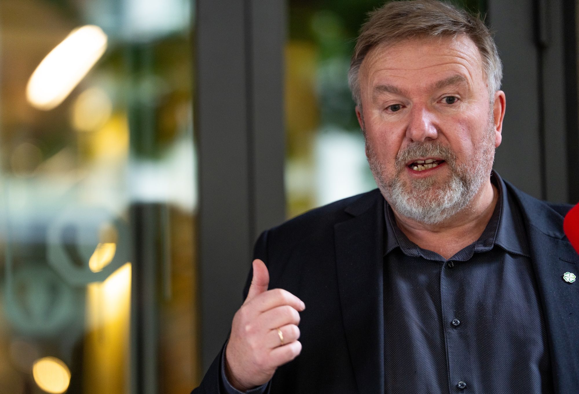 Bengt Fasteraune sier bredbåndsstøtten er viktig distriktspolitikk for Senterpartiet, og han håper den kommer opp i forhandlingene om statsbudsjettet mellom Arbeiderpartiet og samarbeidspartiene. Foreløpig er det bare Senterpartiet som har varslet at de vil ha støtten på samme nivå som i dag.